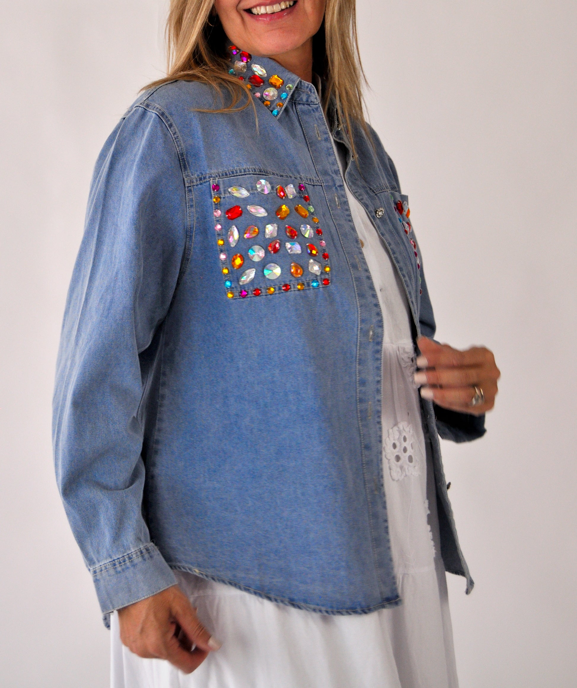M626 Blusa Camisera Mezclilla Bolsas y Cuello Pedreria