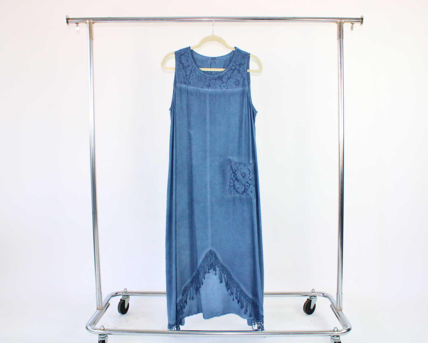 XD24 Vestido con barbas bordado en pico
