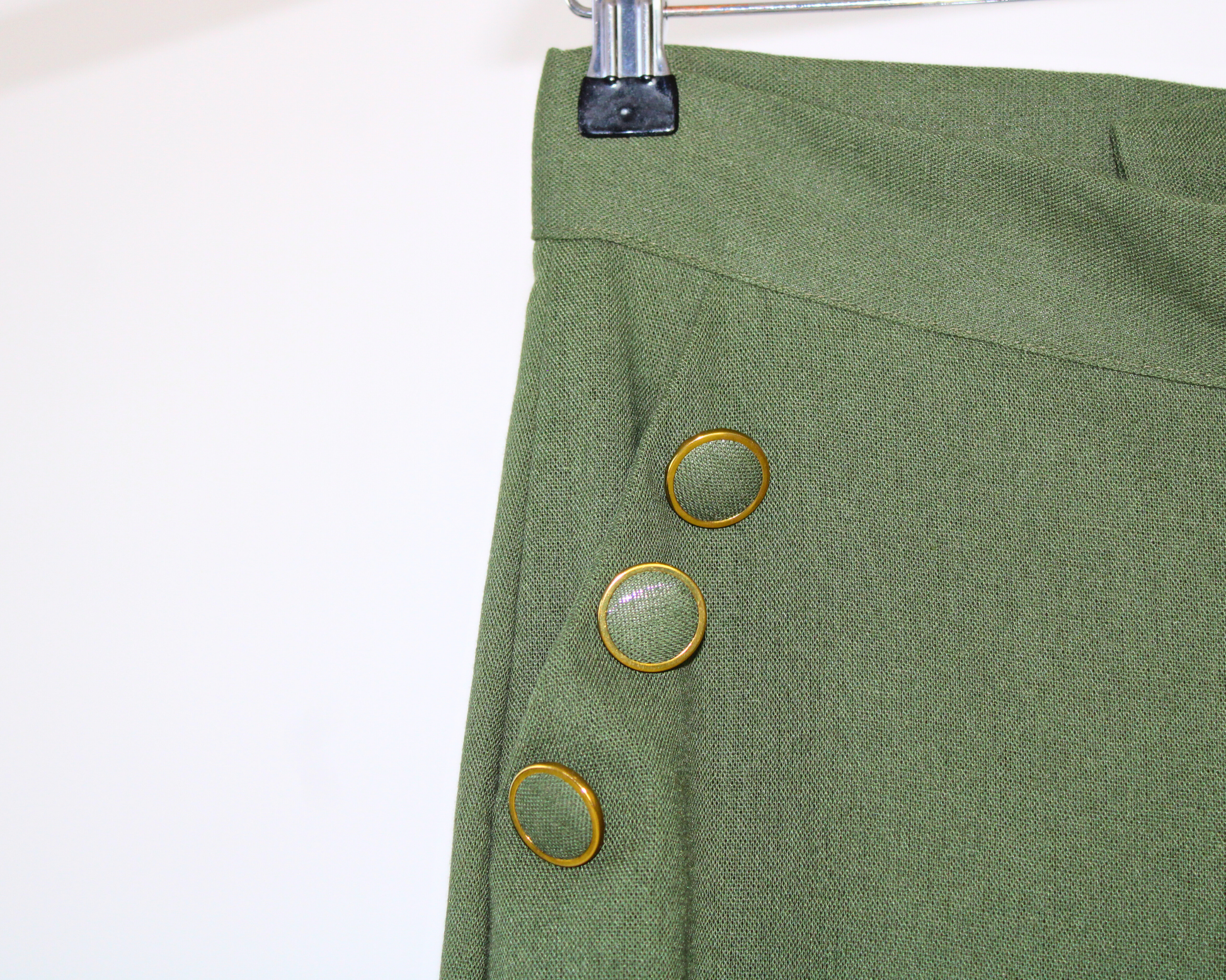 2097 Pantalon lino con botones forrados