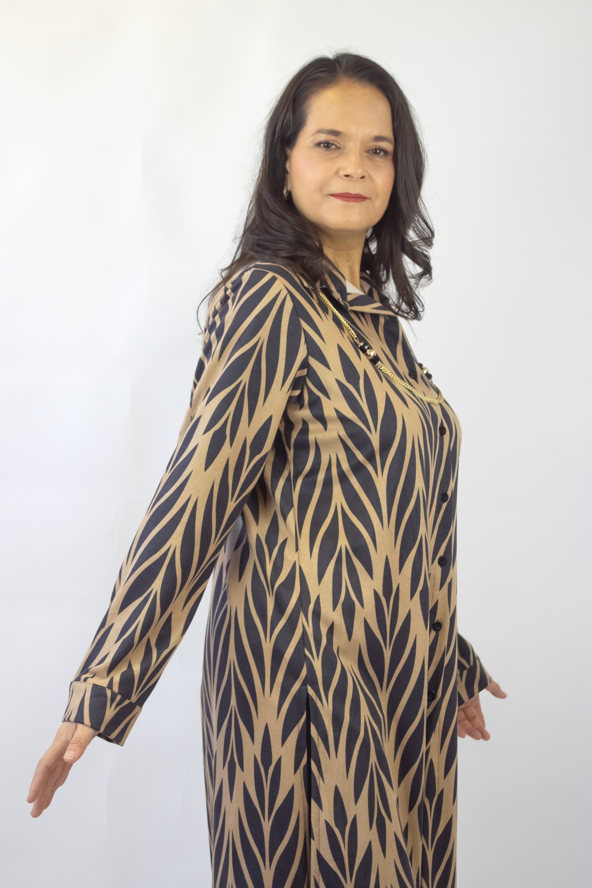 421 Conjunto Camisa con Estampado de Hojas y Collar