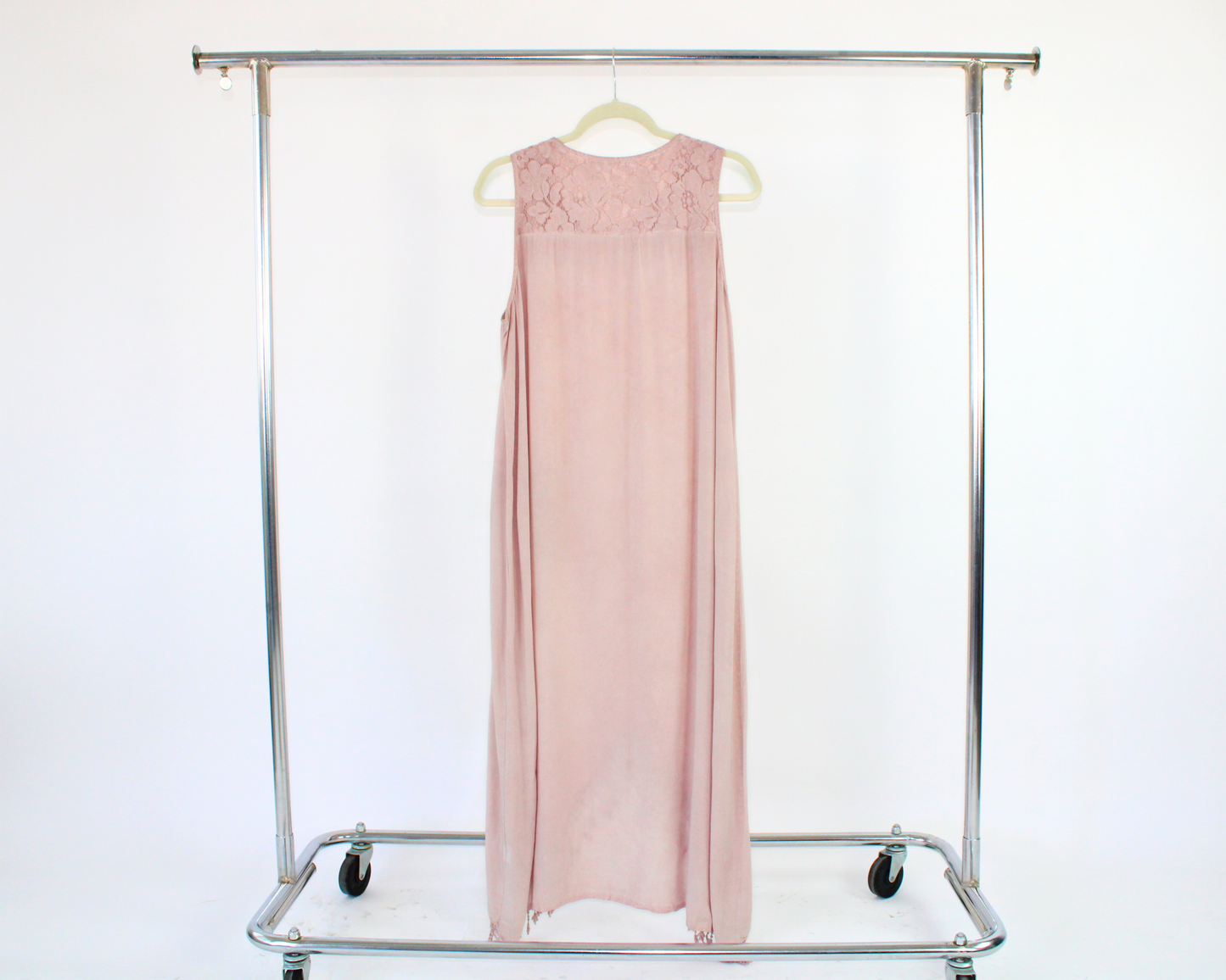 XD24 Vestido con barbas bordado en pico