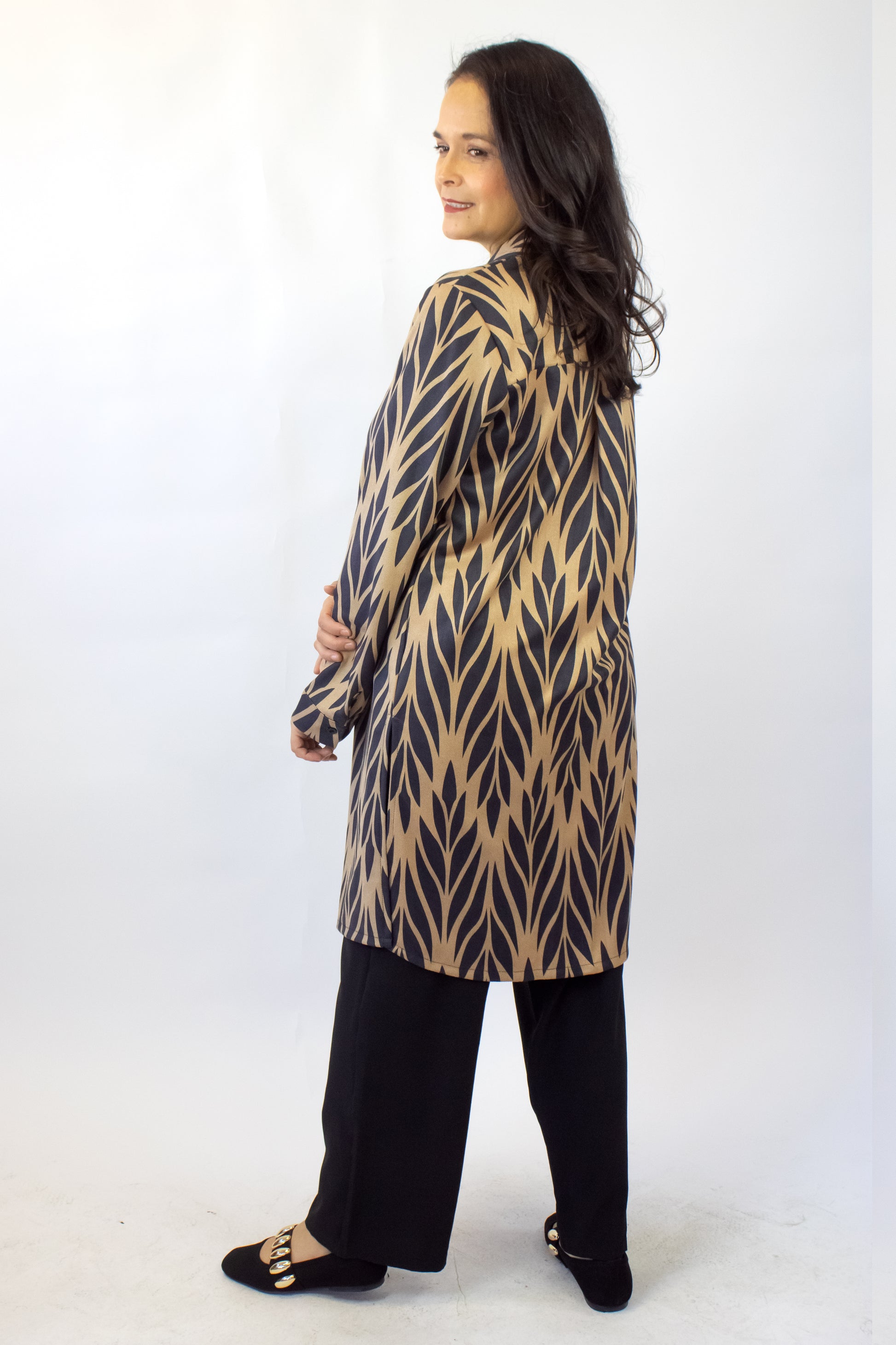 421 Conjunto Camisa con Estampado de Hojas y Collar