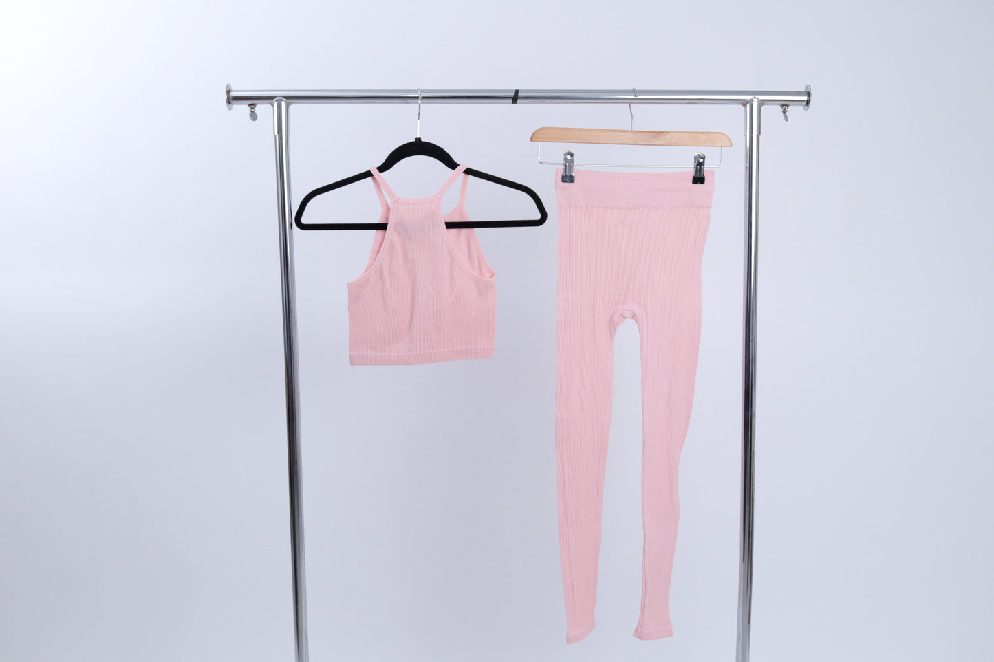 KW2390 Conjunto de Top Tirantes Cuello Alto y leggins acanalado