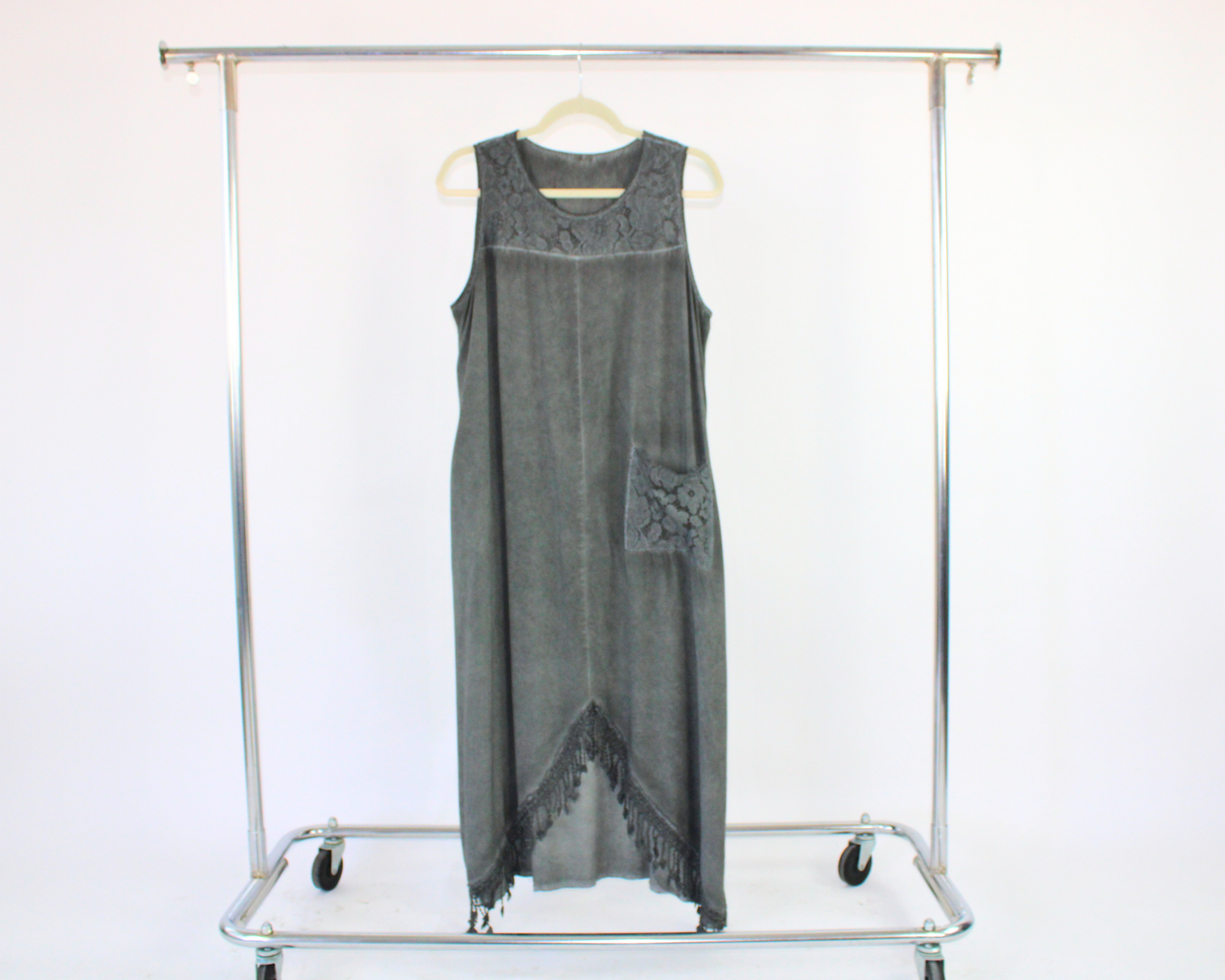 XD24 Vestido con barbas bordado en pico