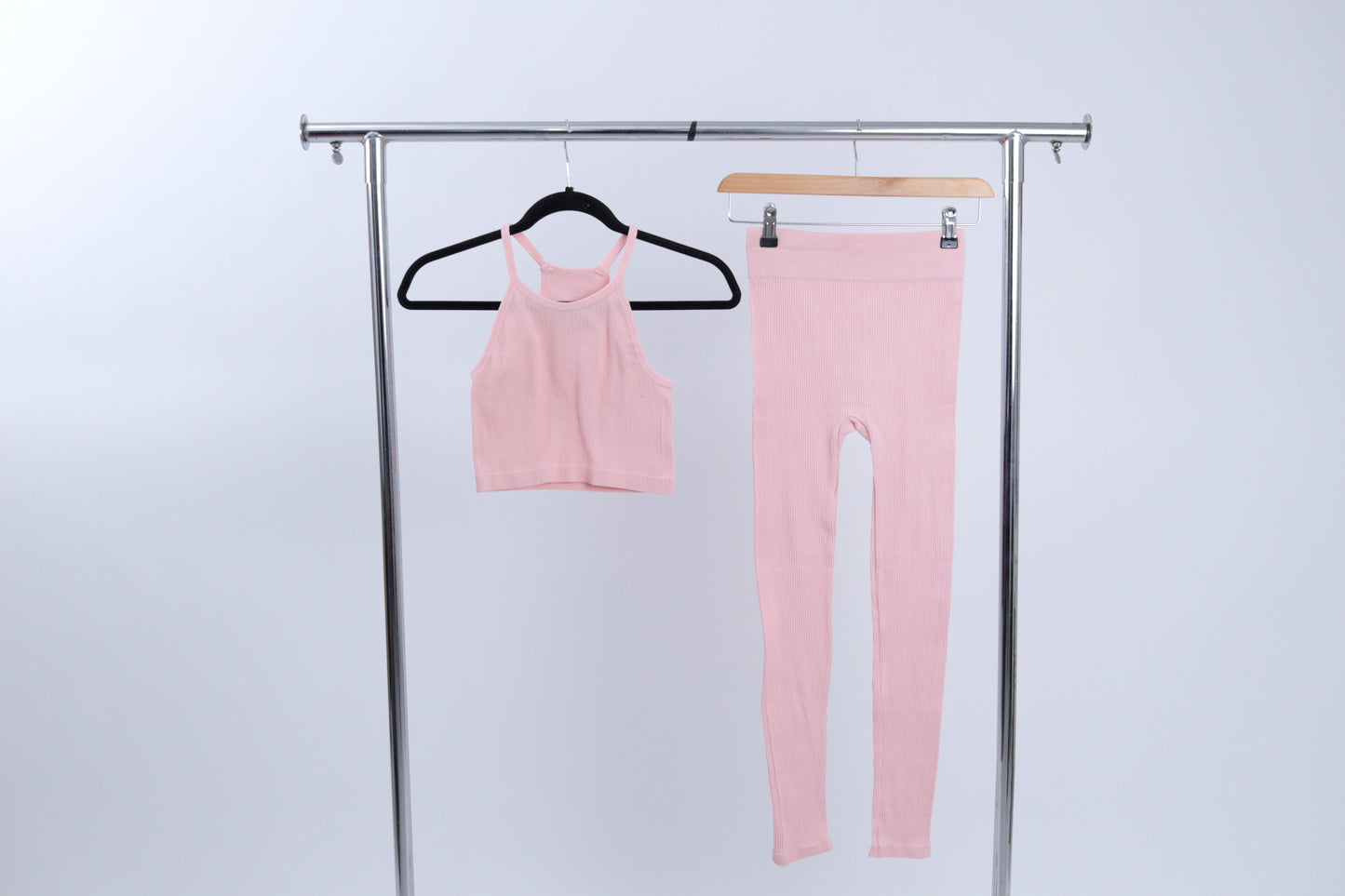 KW2390 Conjunto de Top Tirantes Cuello Alto y leggins acanalado