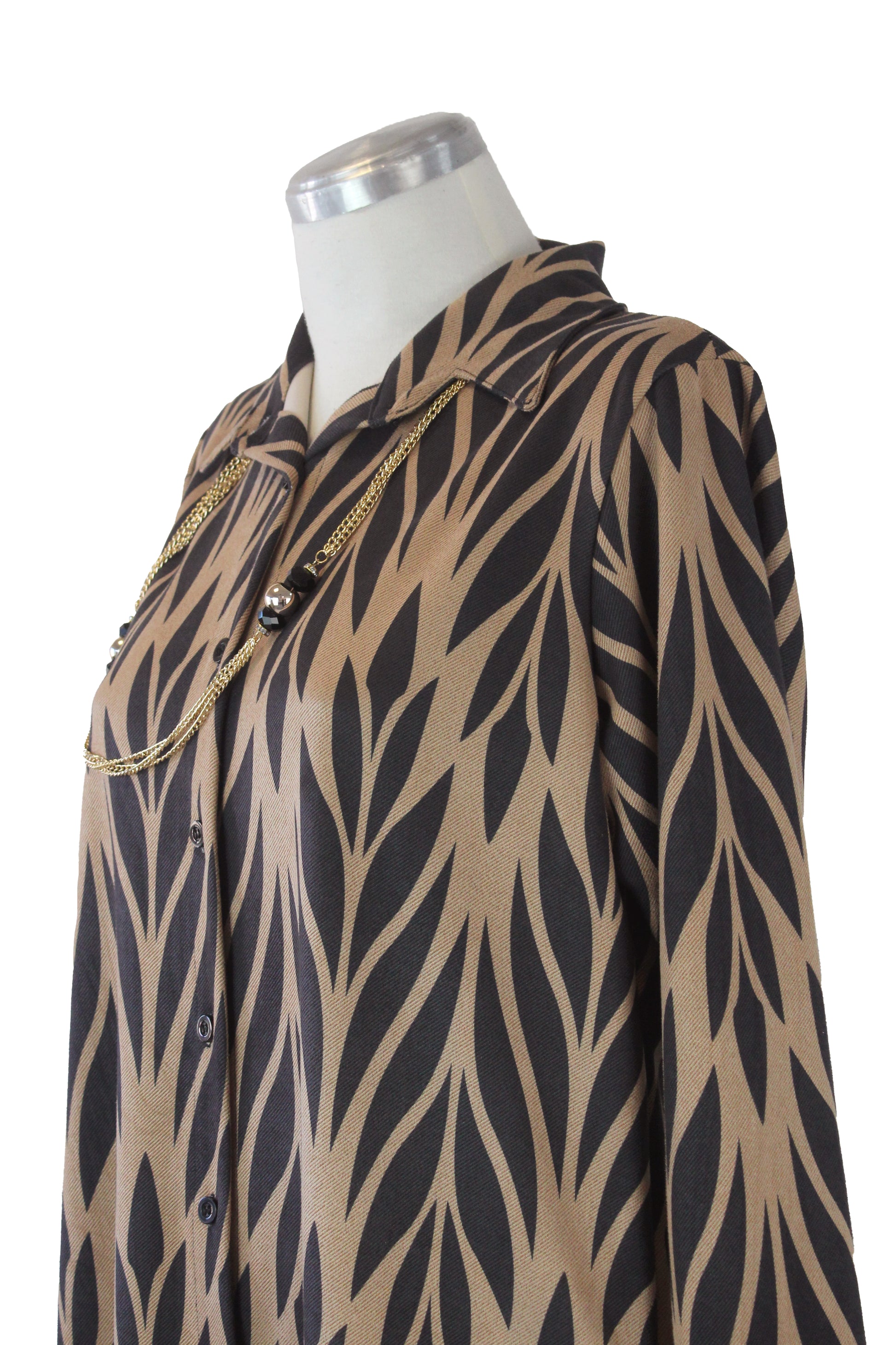 421 Conjunto Camisa con Estampado de Hojas y Collar