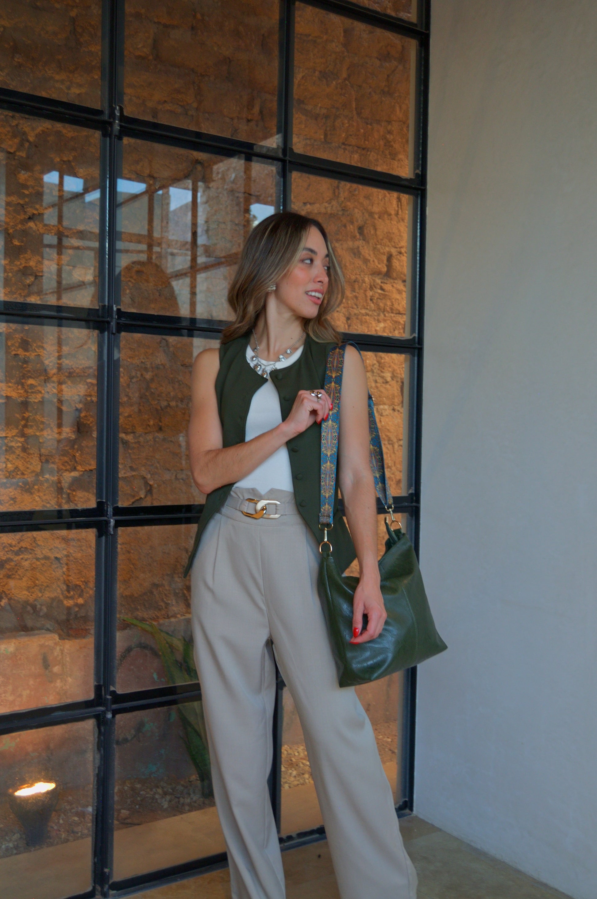 9021 Pantalón con cinto hebilla metalica