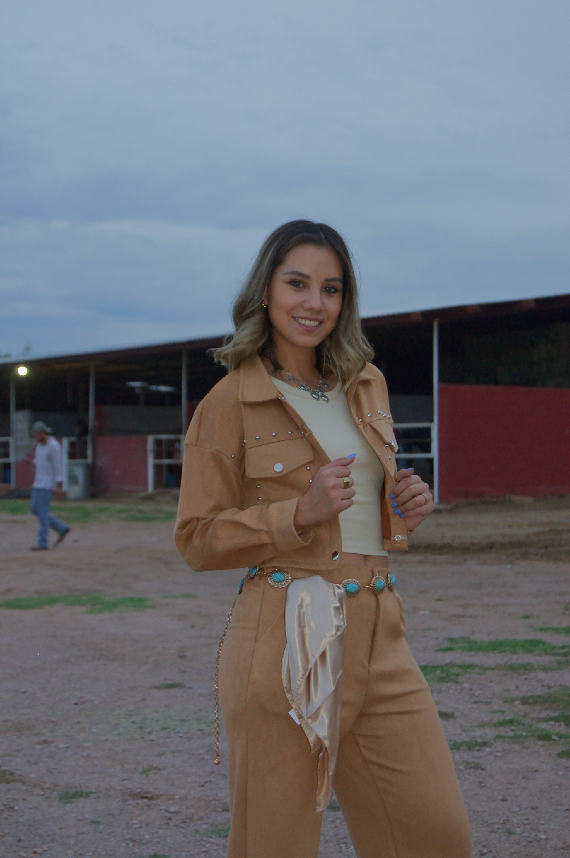 LIF5022 Conjunto Chamarra Corta con Estoperoles