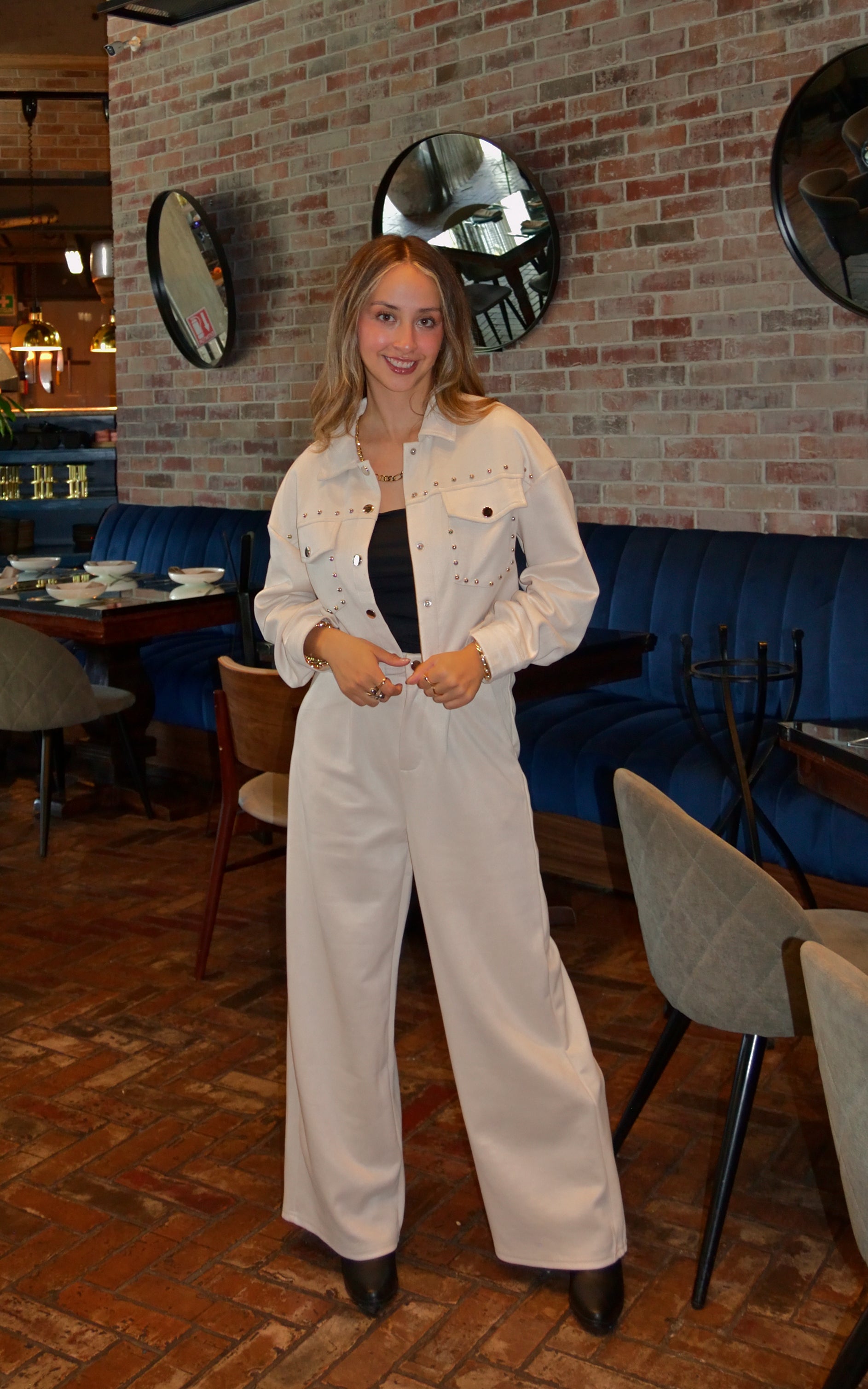 LIF5022 Conjunto Chamarra Corta con Estoperoles