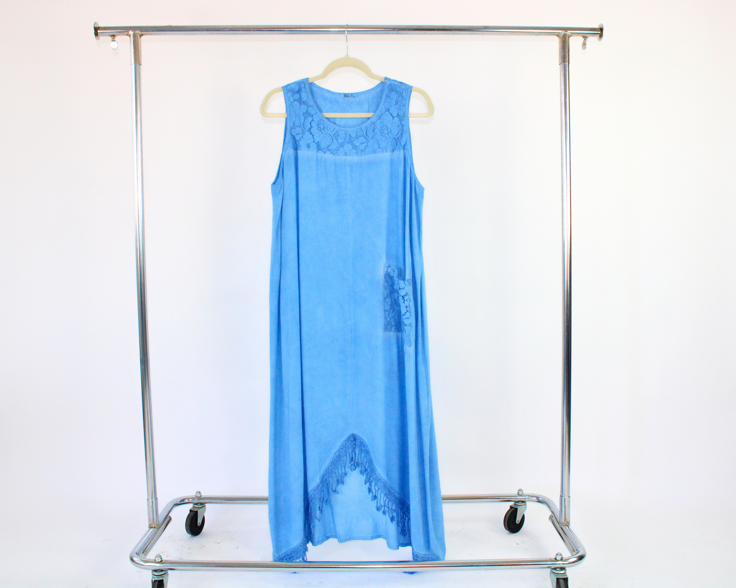 XD24 Vestido con barbas bordado en pico