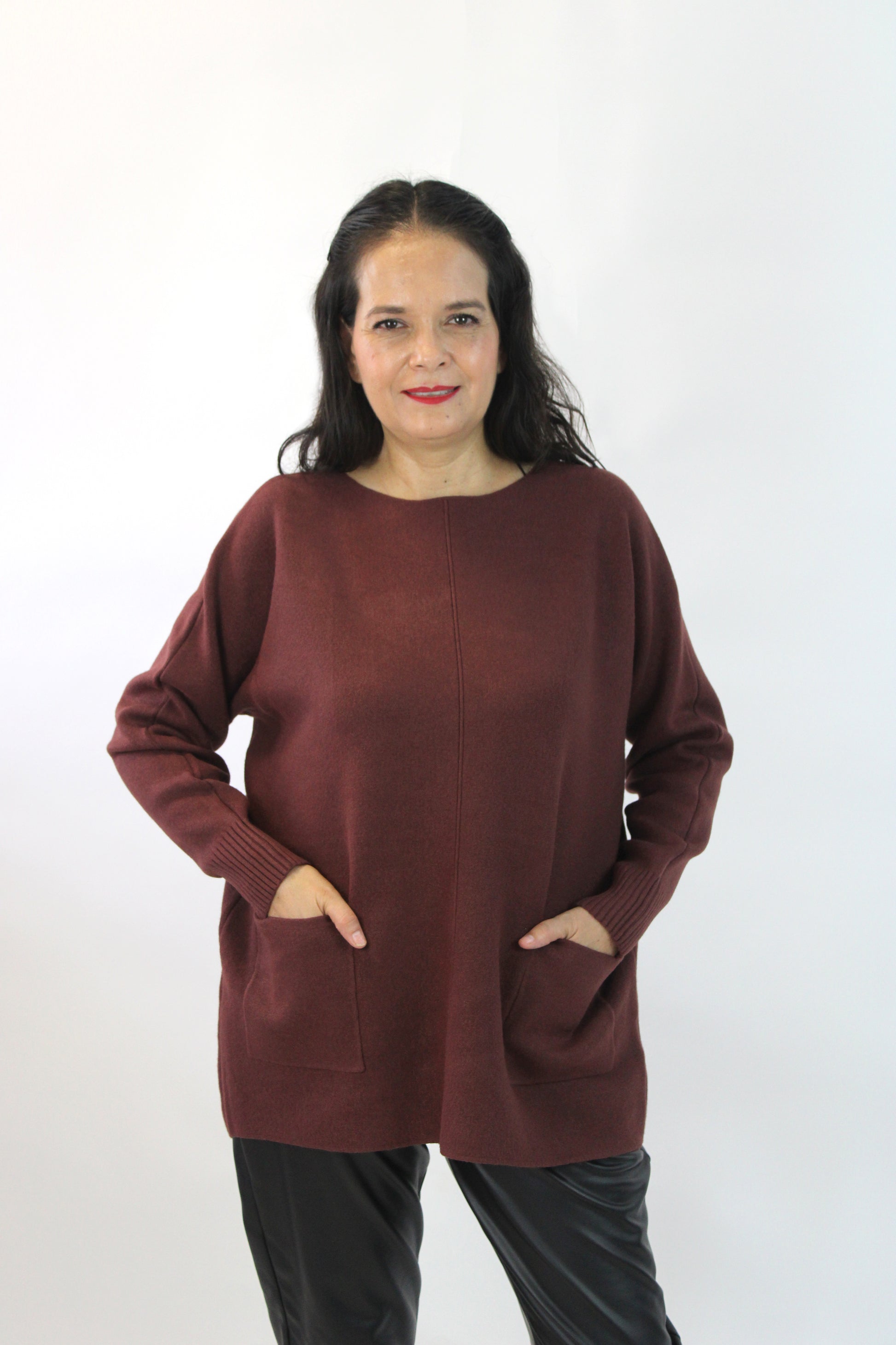 OJ-2757M Suéter con Botones en la Espalda y Bolsas Posteriores