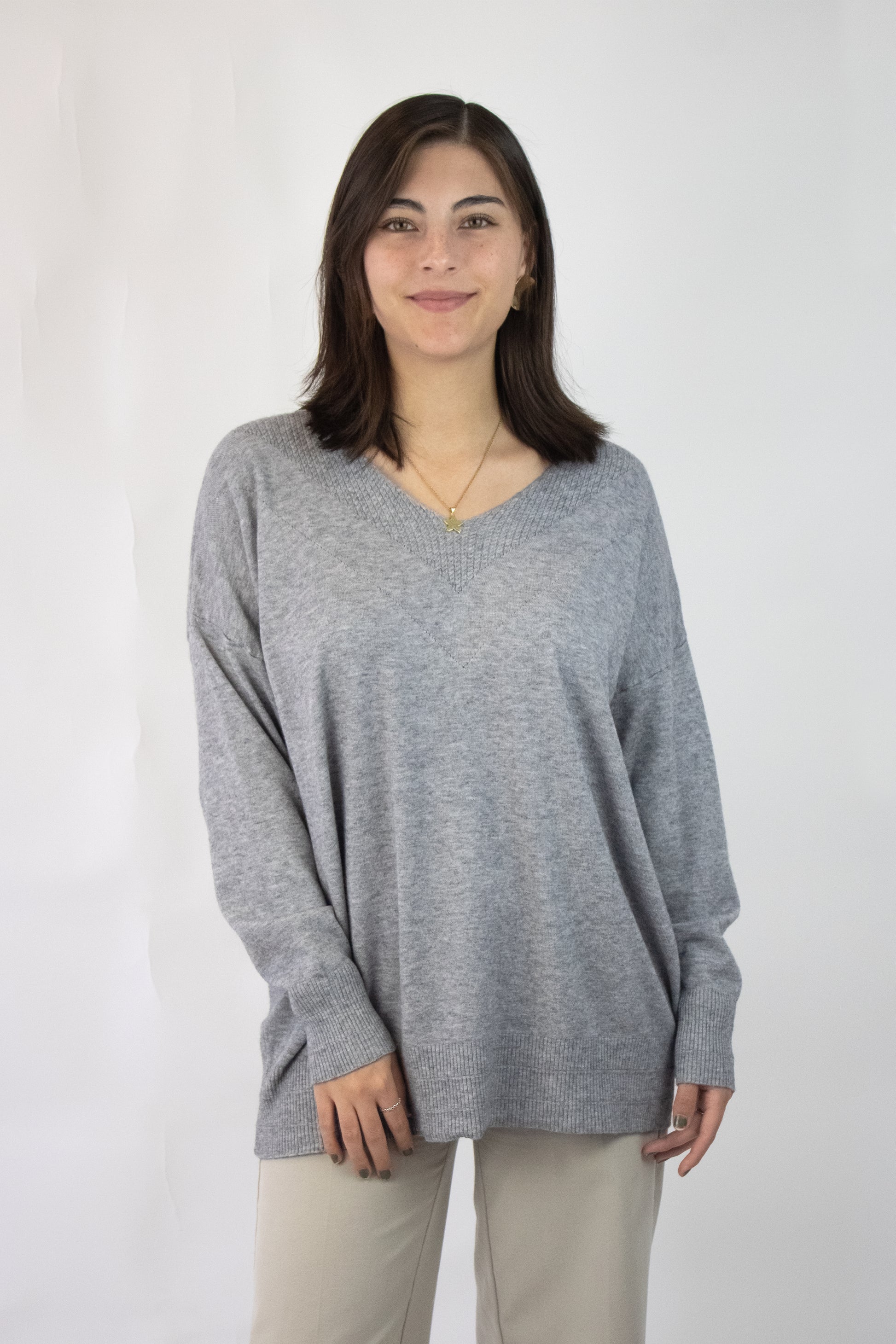 Q720101B Suéter Liso Cuello V Bordado