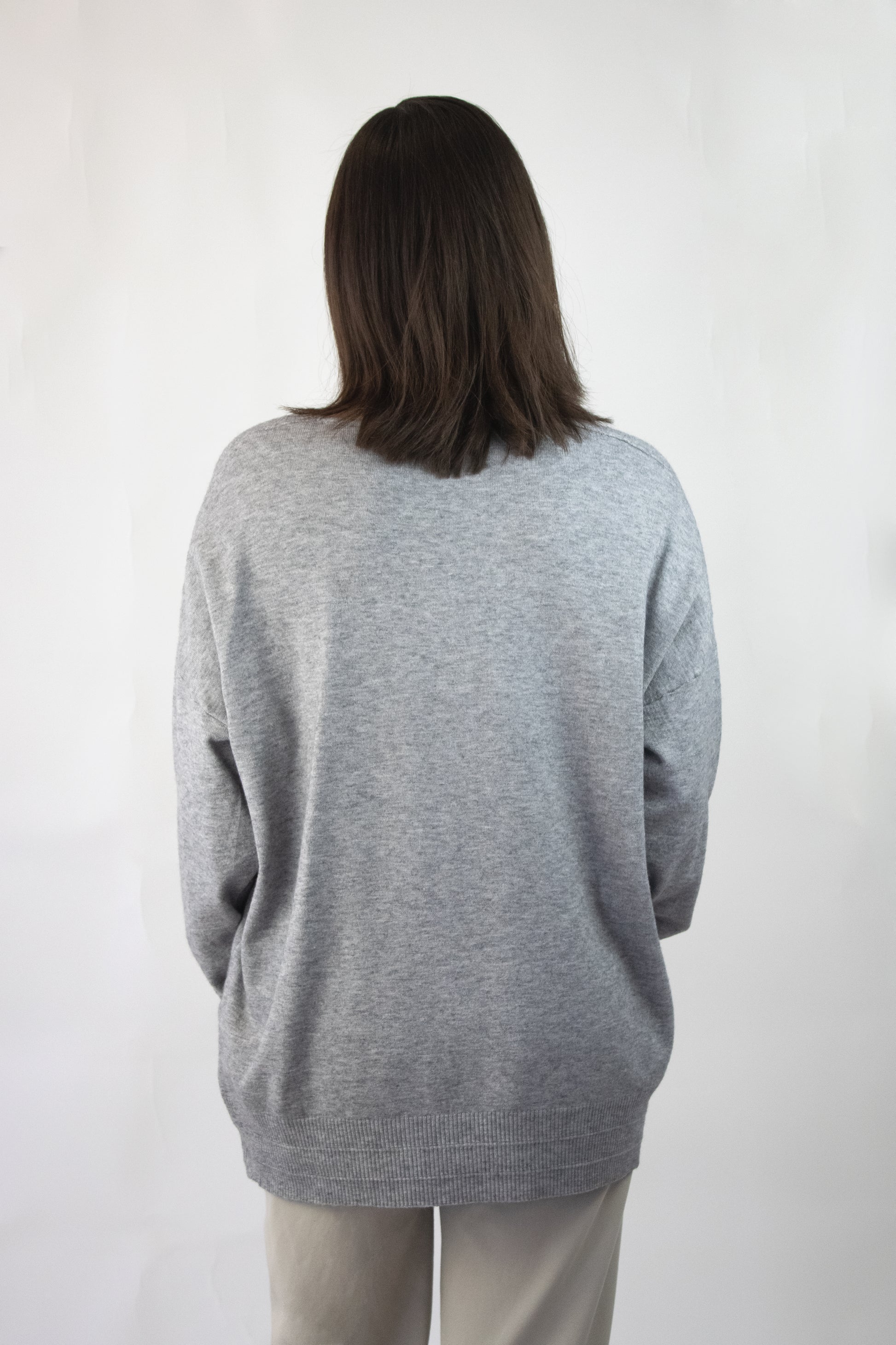 Q720101B Suéter Liso Cuello V Bordado