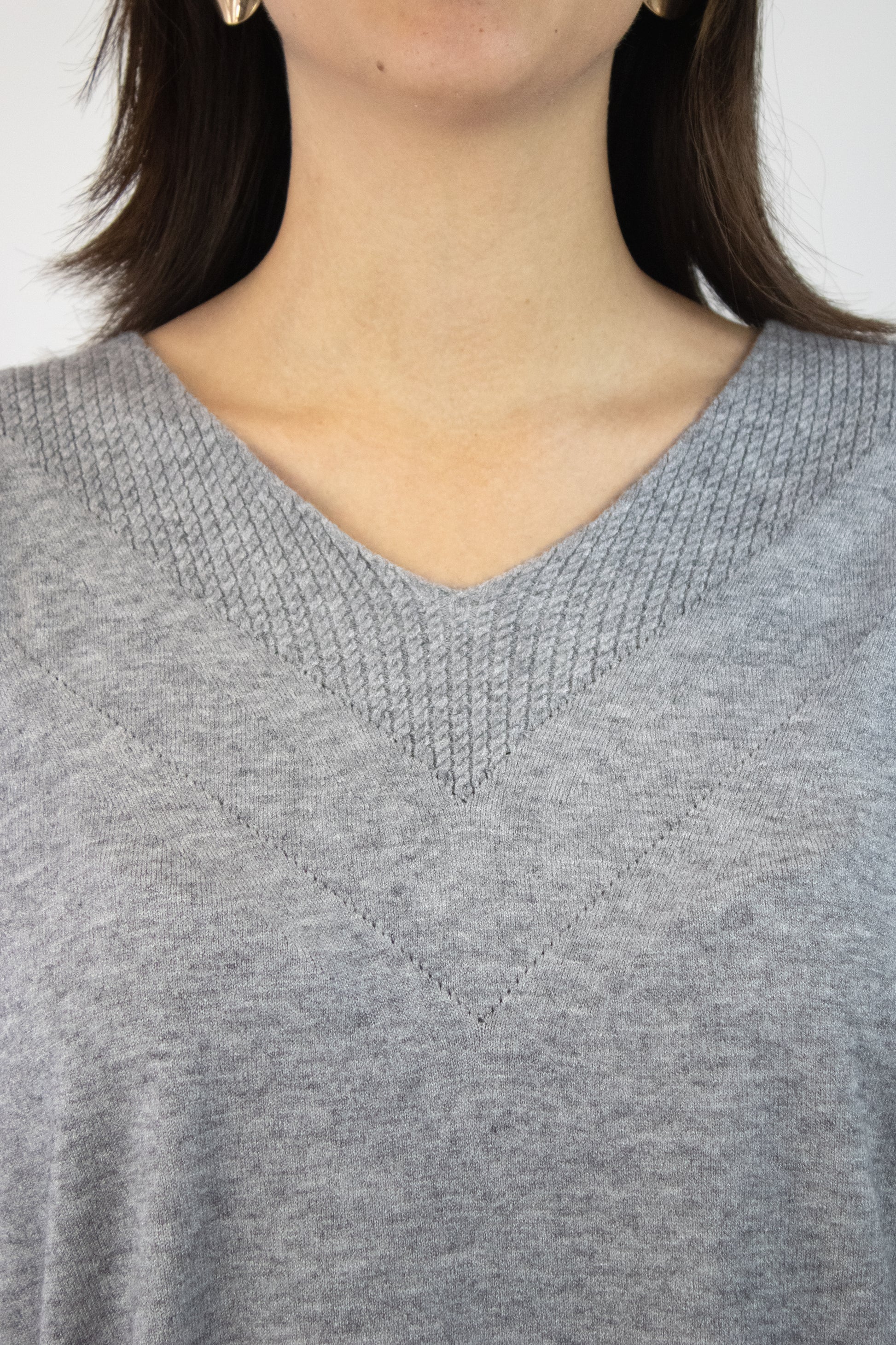 Q720101B Suéter Liso Cuello V Bordado