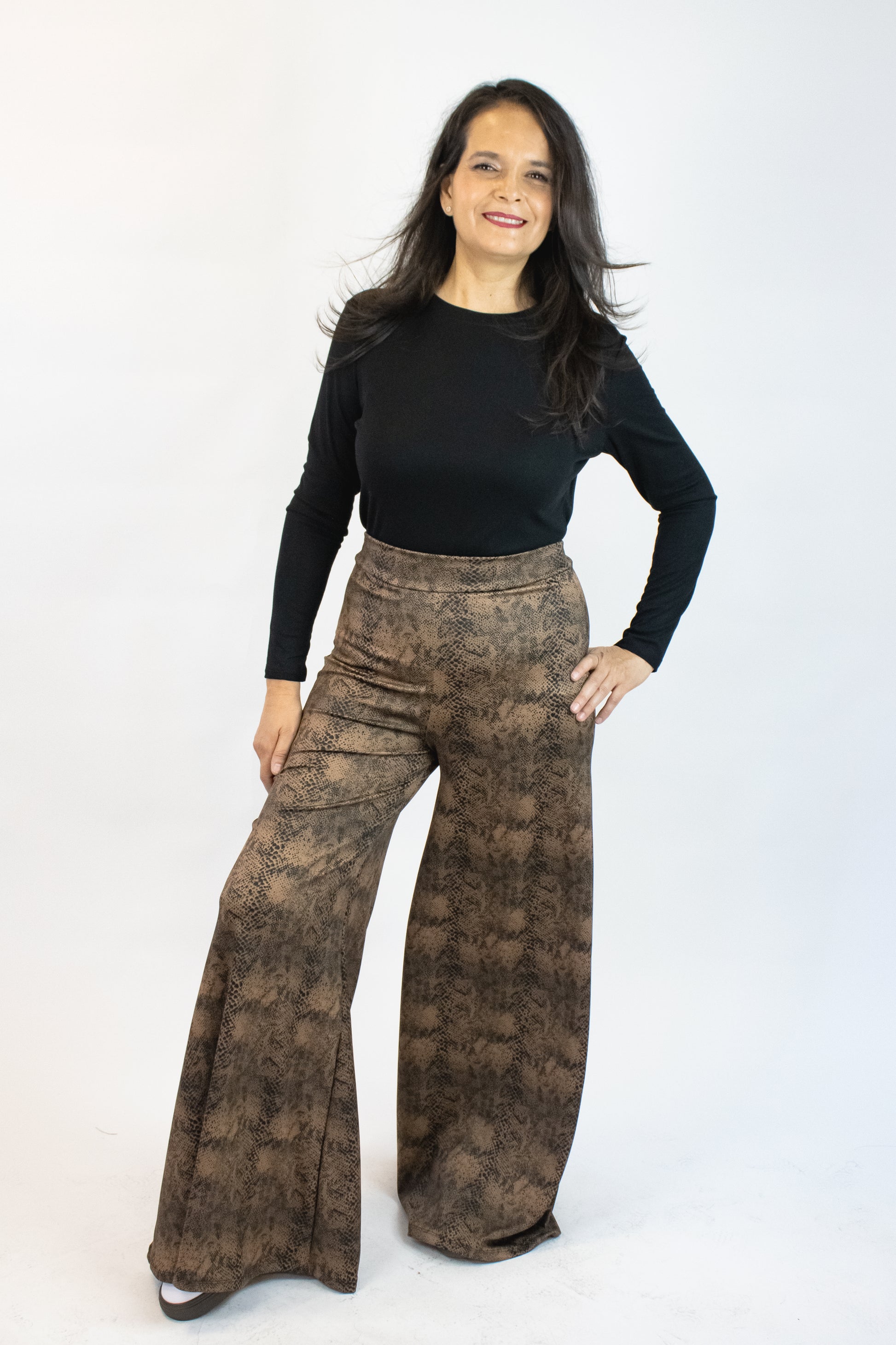 3705CHJ Pantalón Pierna Acampanada Estampado Serpiente