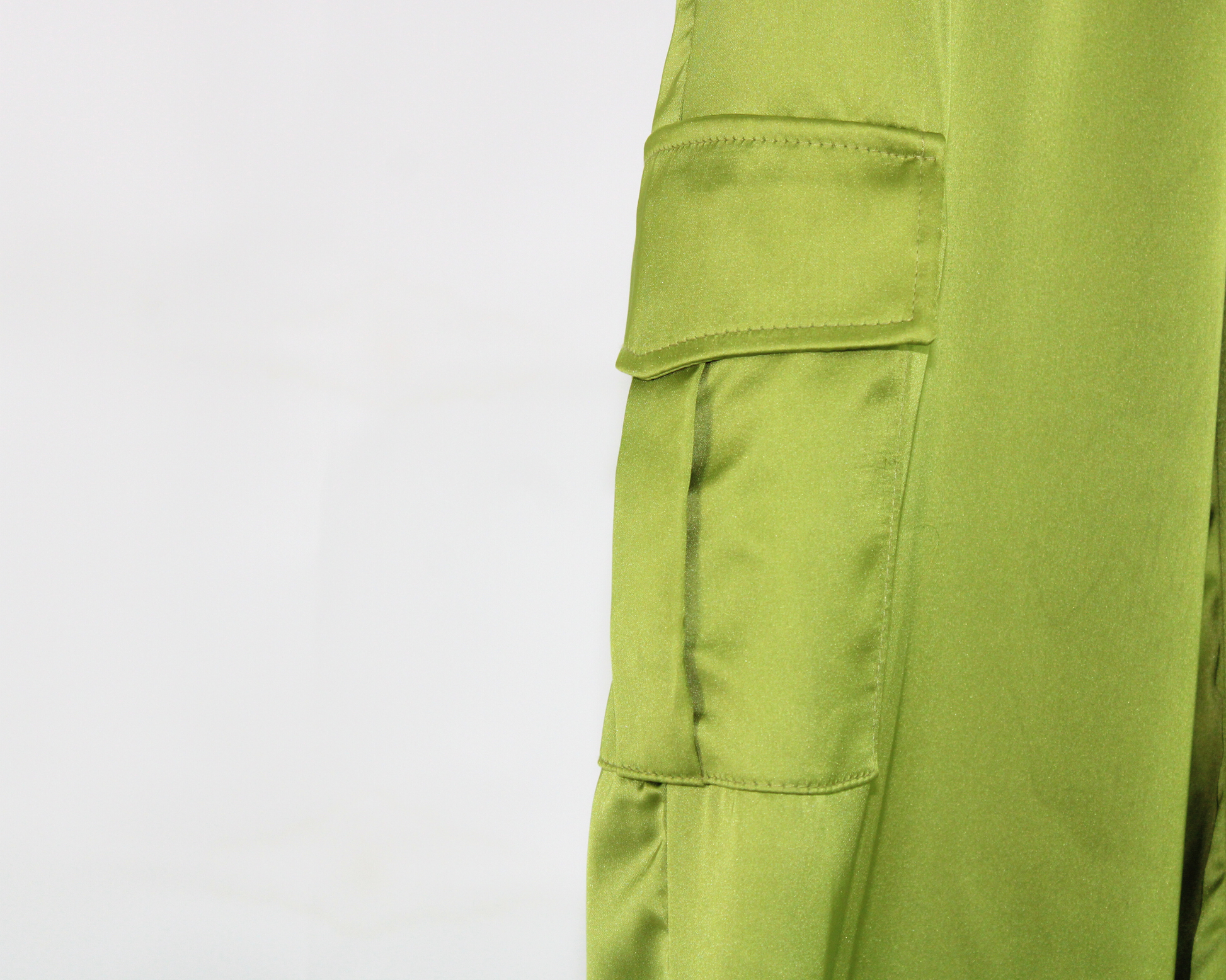 P824 Pantalon Satin Cargo