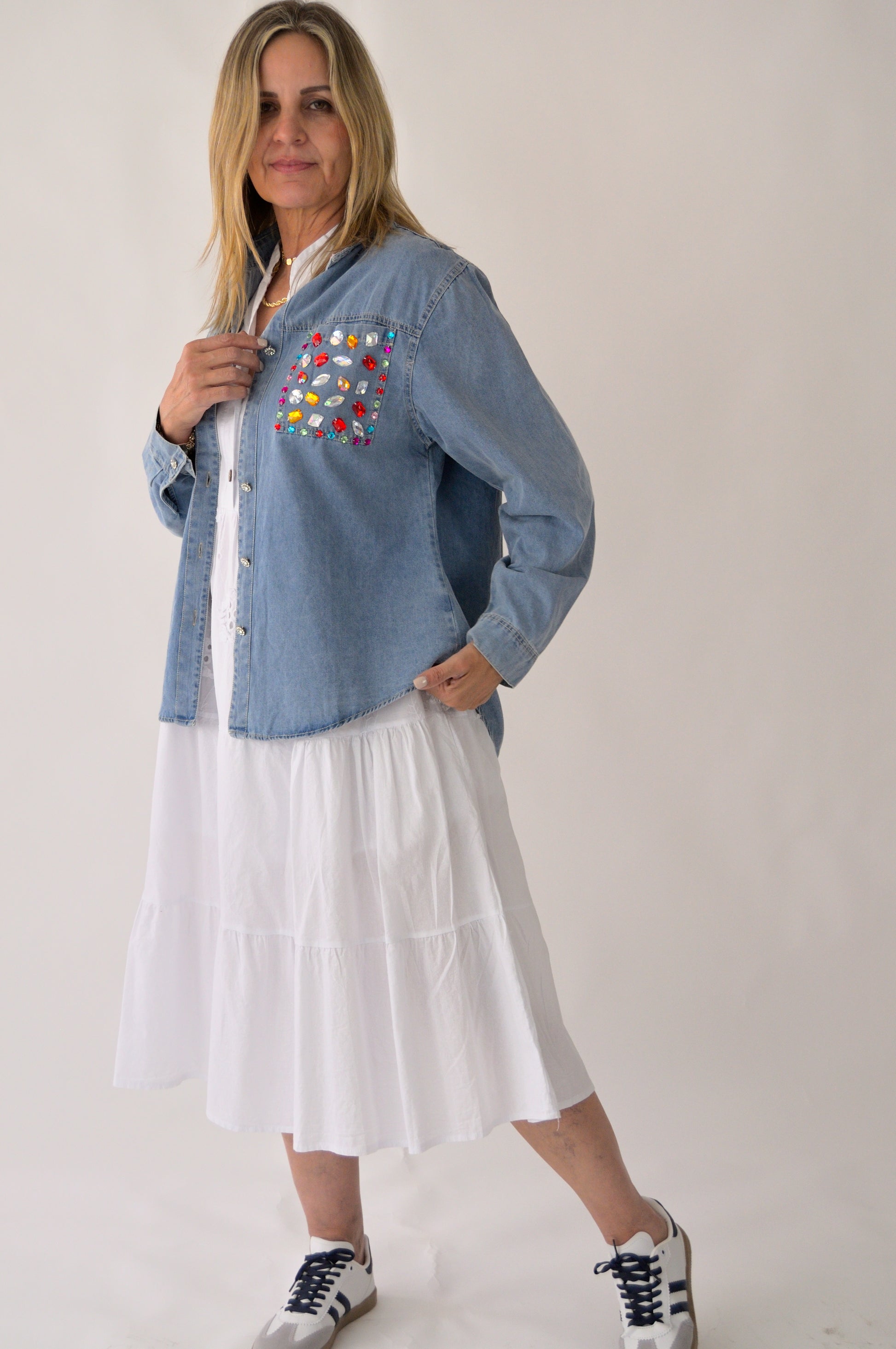 M626 Blusa Camisera Mezclilla Bolsas y Cuello Pedreria