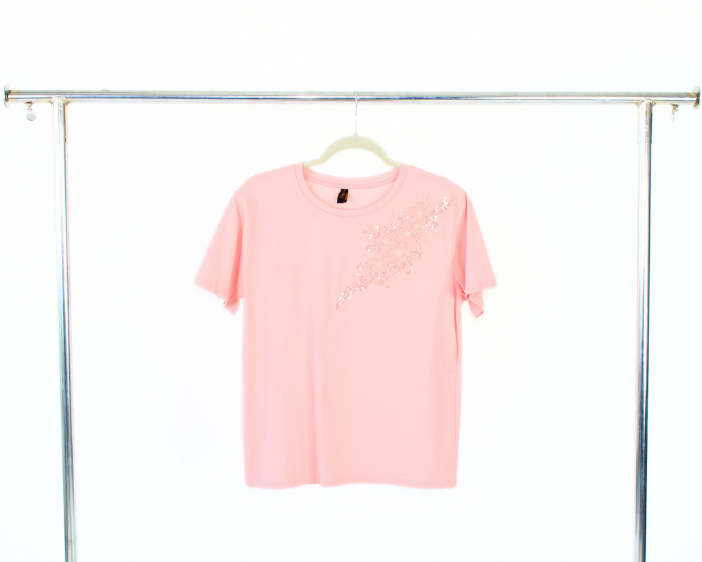 C50089 Blusa Tipo Playera con Bouquet Flores en Hombro