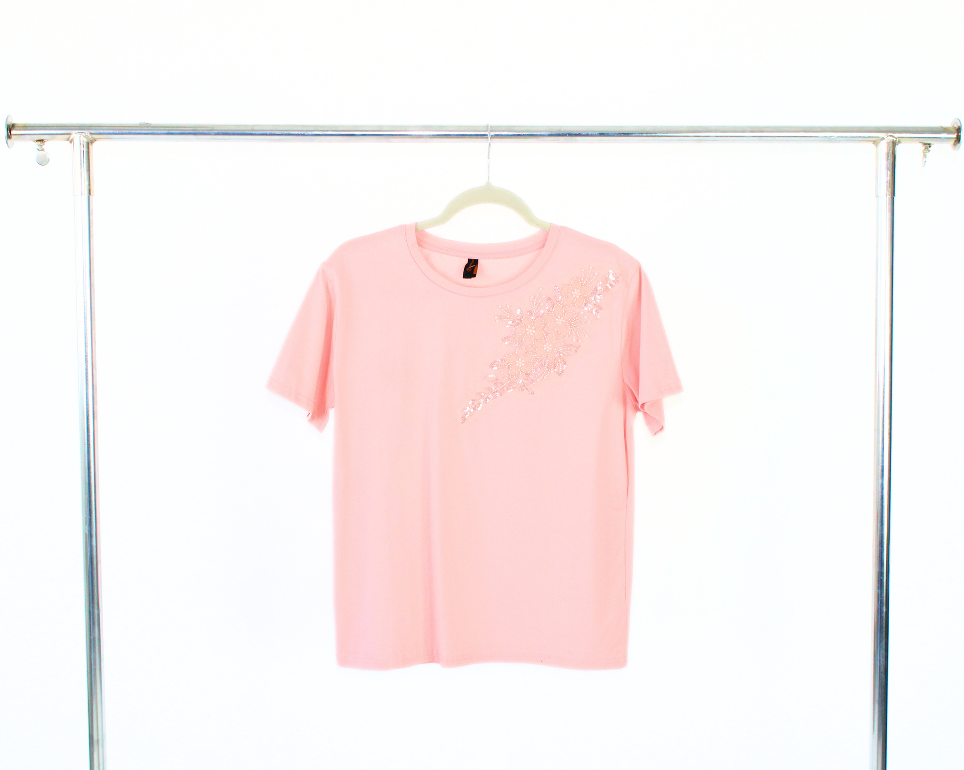 C50089 Blusa Tipo Playera con Bouquet Flores en Hombro