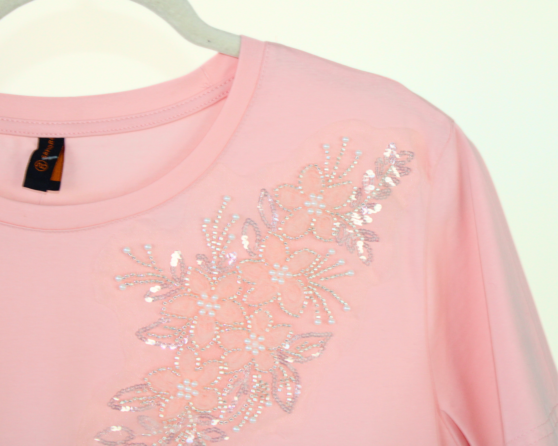 C50089 Blusa Tipo Playera con Bouquet Flores en Hombro