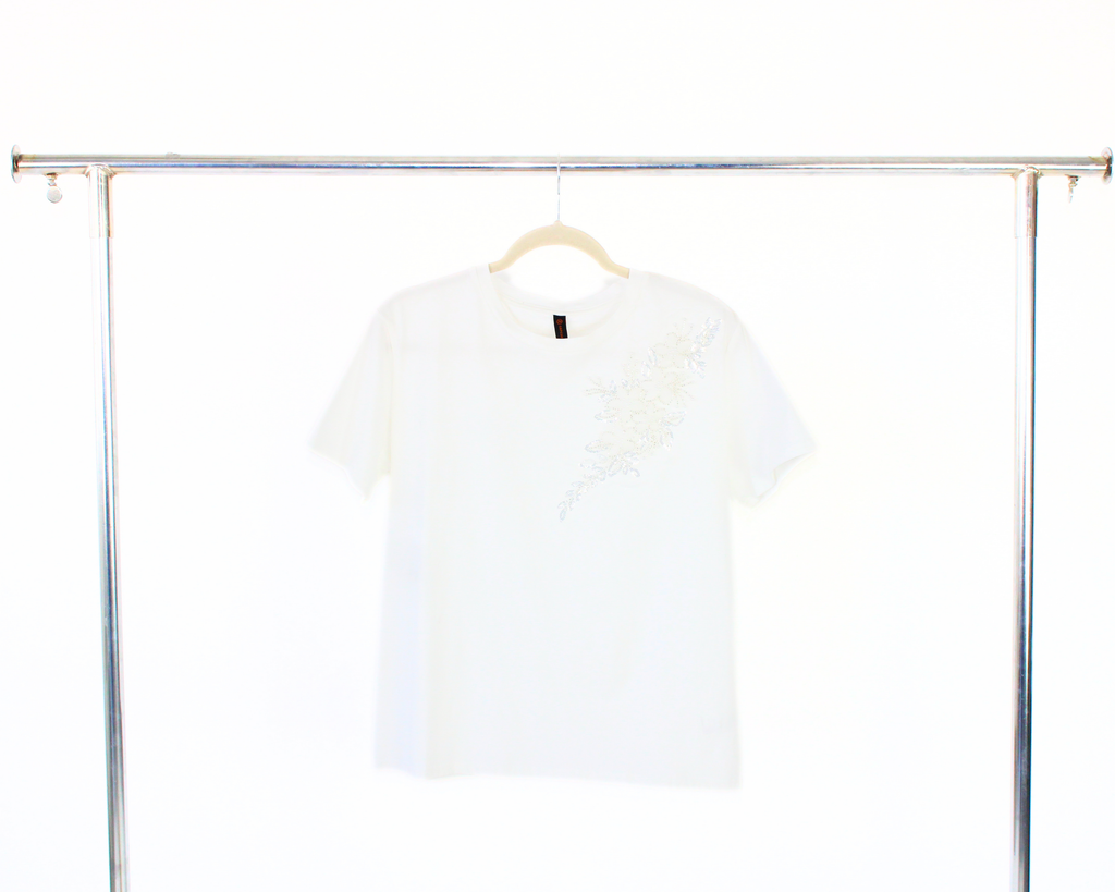 C50089 Blusa Tipo Playera con Bouquet Flores en Hombro