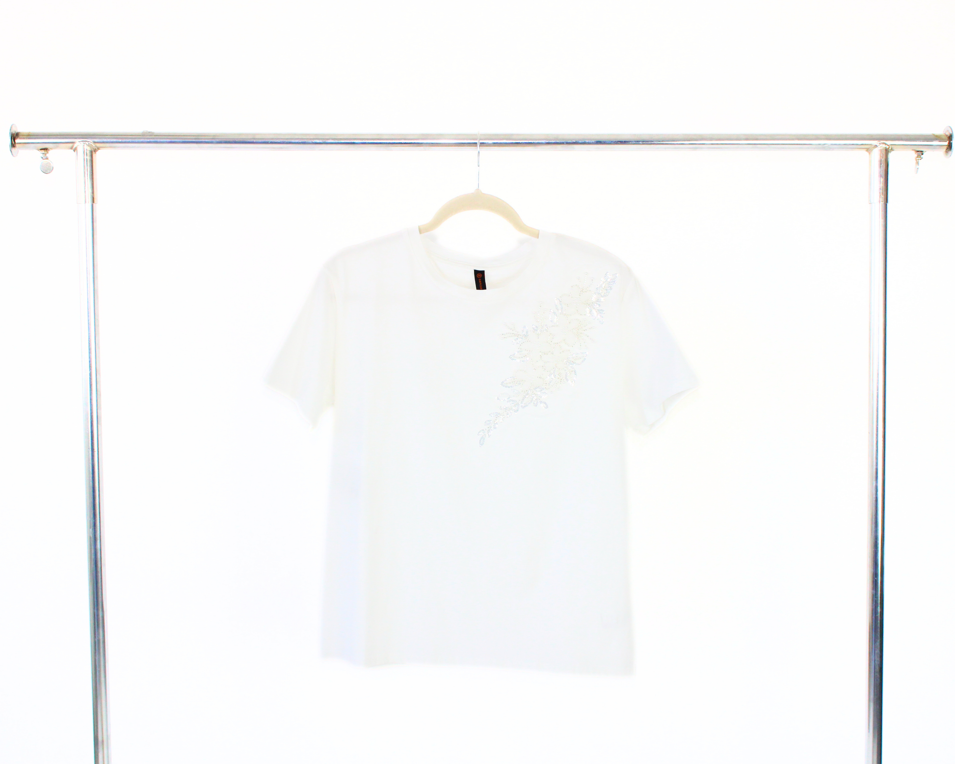 C50089 Blusa Tipo Playera con Bouquet Flores en Hombro