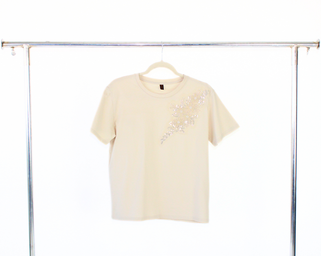 C50089 Blusa Tipo Playera con Bouquet Flores en Hombro