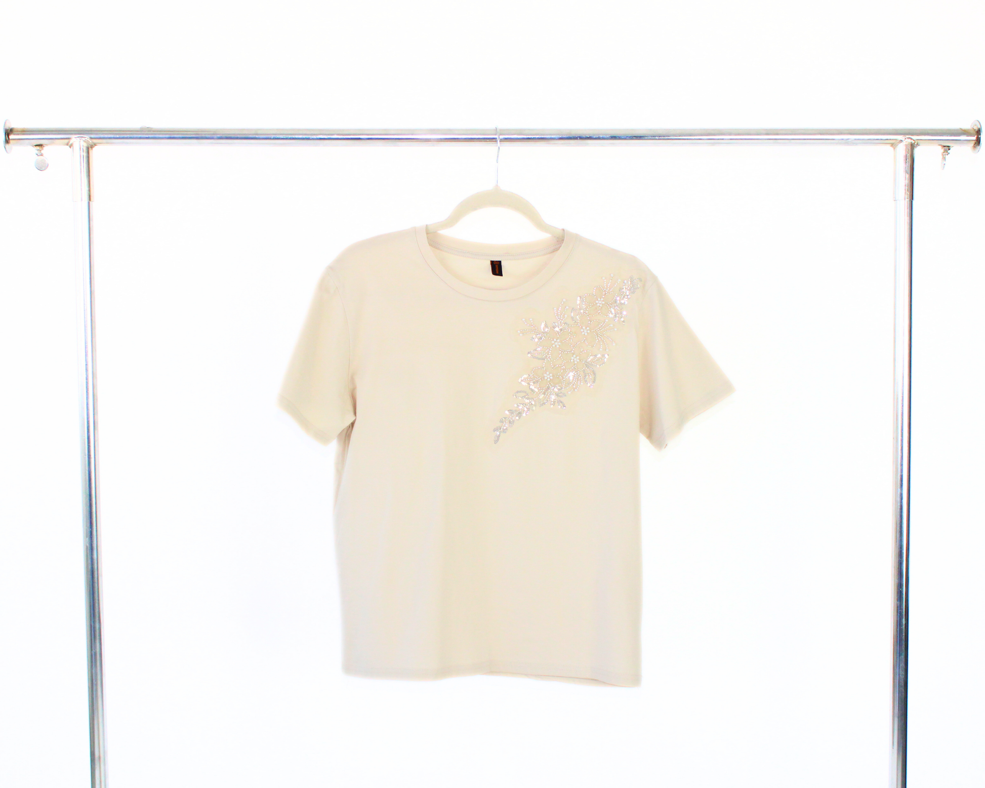 C50089 Blusa Tipo Playera con Bouquet Flores en Hombro