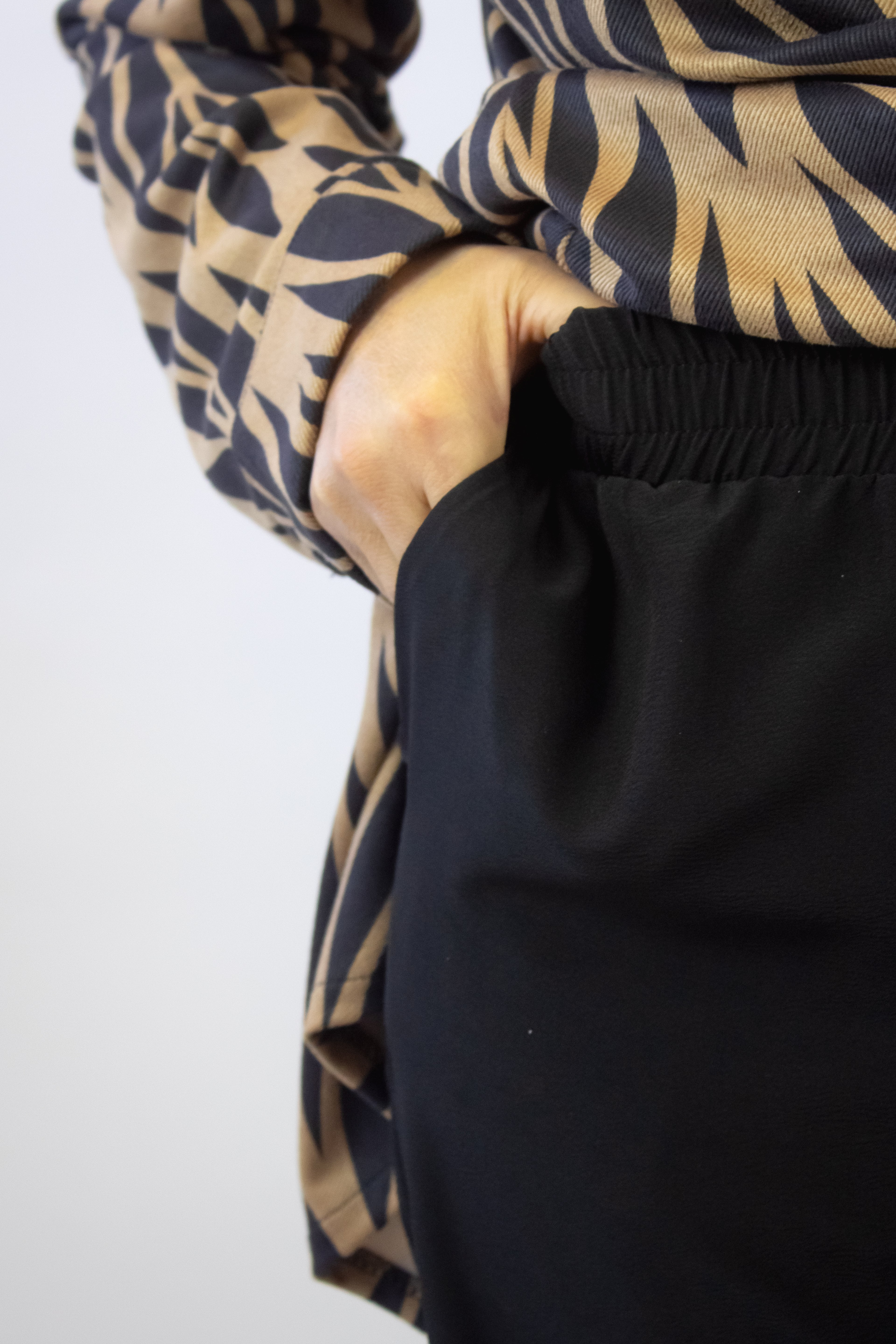 421 Conjunto Camisa con Estampado de Hojas y accesorio