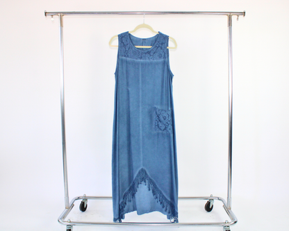 XD24 Vestido con barbas bordado en pico