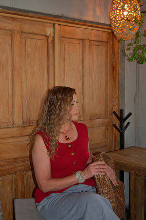 CHL087 Chaleco con Cuello Cuadrado y Botones Dorados