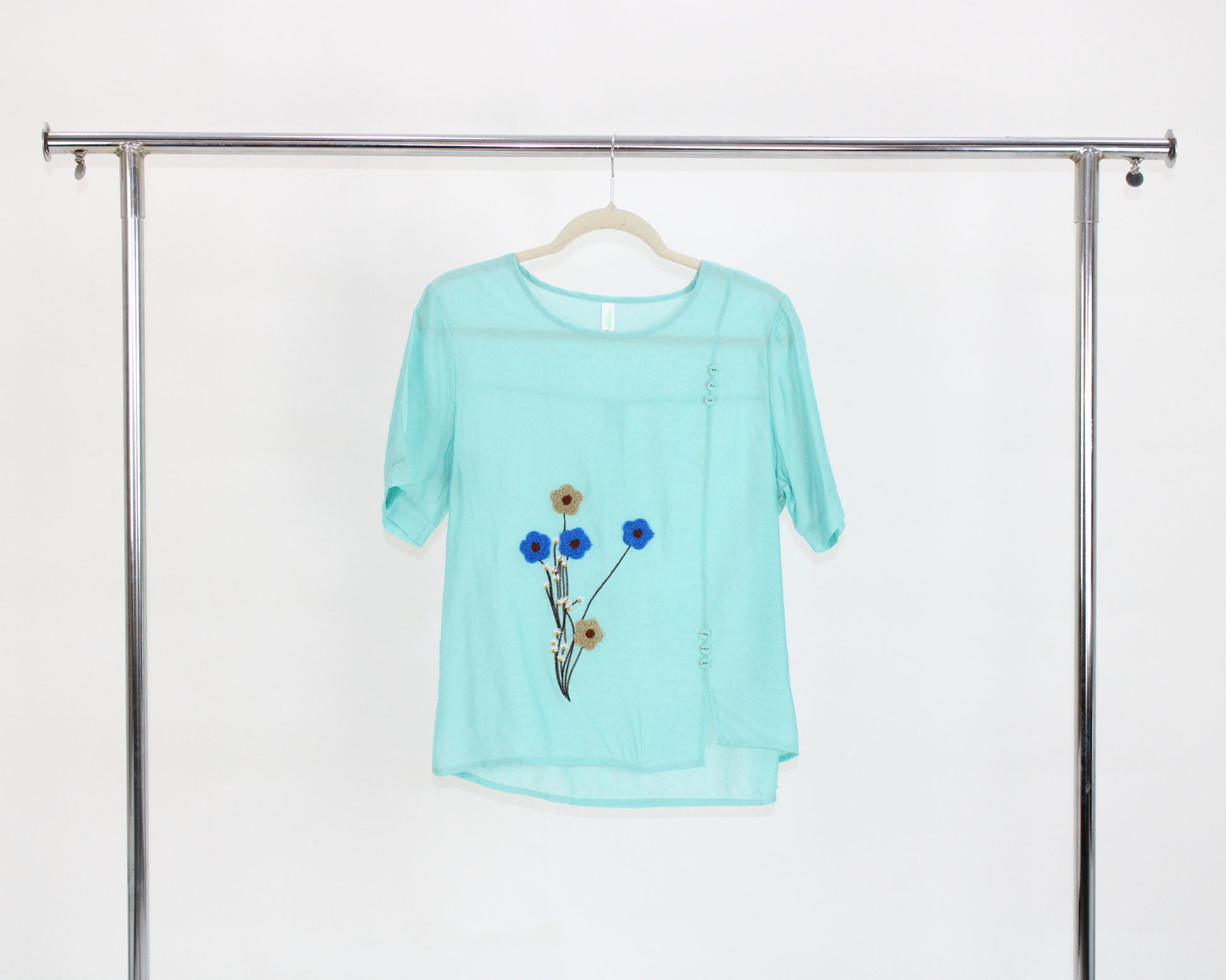 B153 Blusa Manga Corta Ramo 5 Flores y 3 Botones