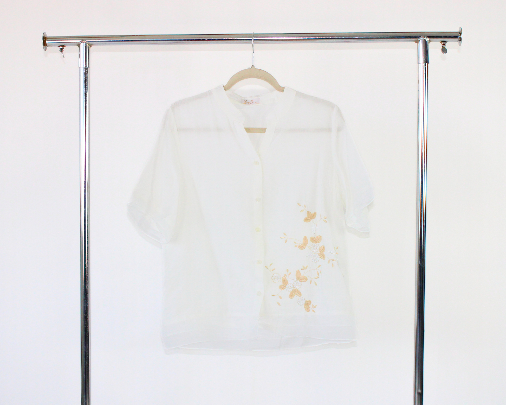 E170 Blusa Cuello Mao Manga Corta Flores Bordadas