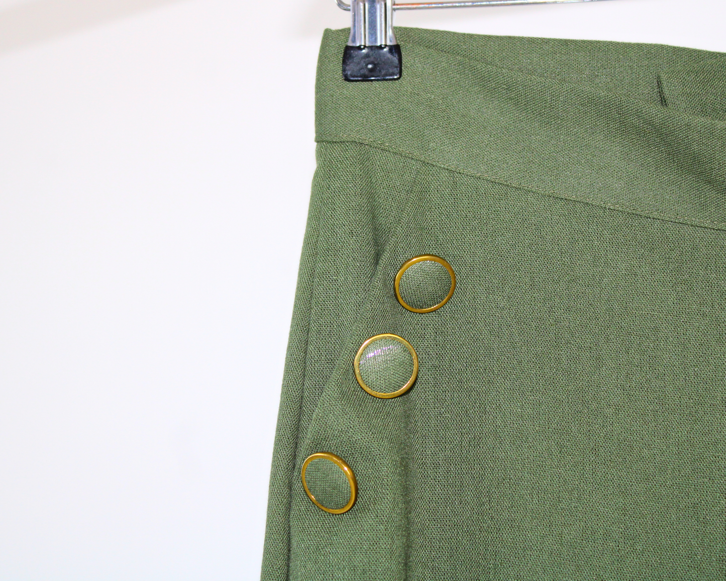 2097 Pantalon lino con botones forrados