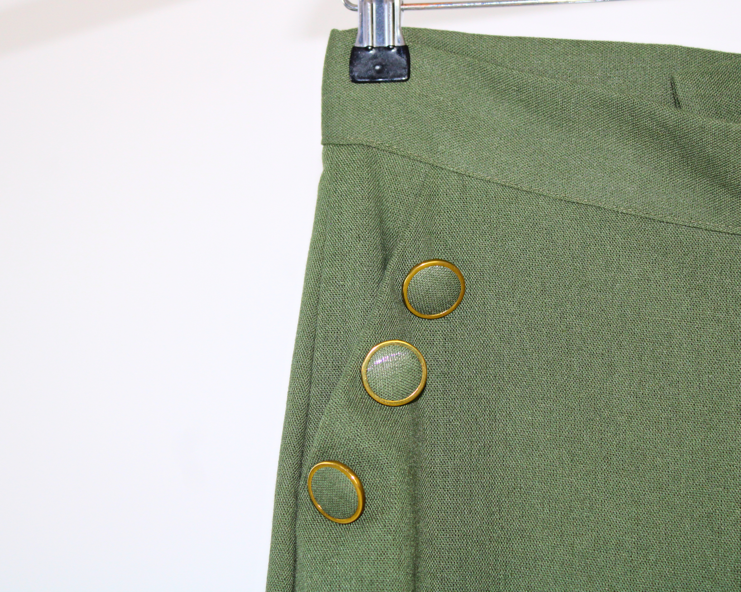 2097 Pantalon lino con botones forrados