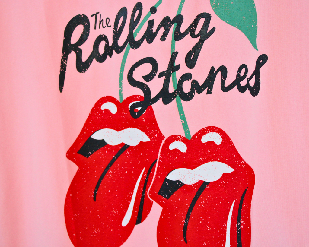17332 Blusa Tipo Playera Estampado Cerezas Rollin Stone