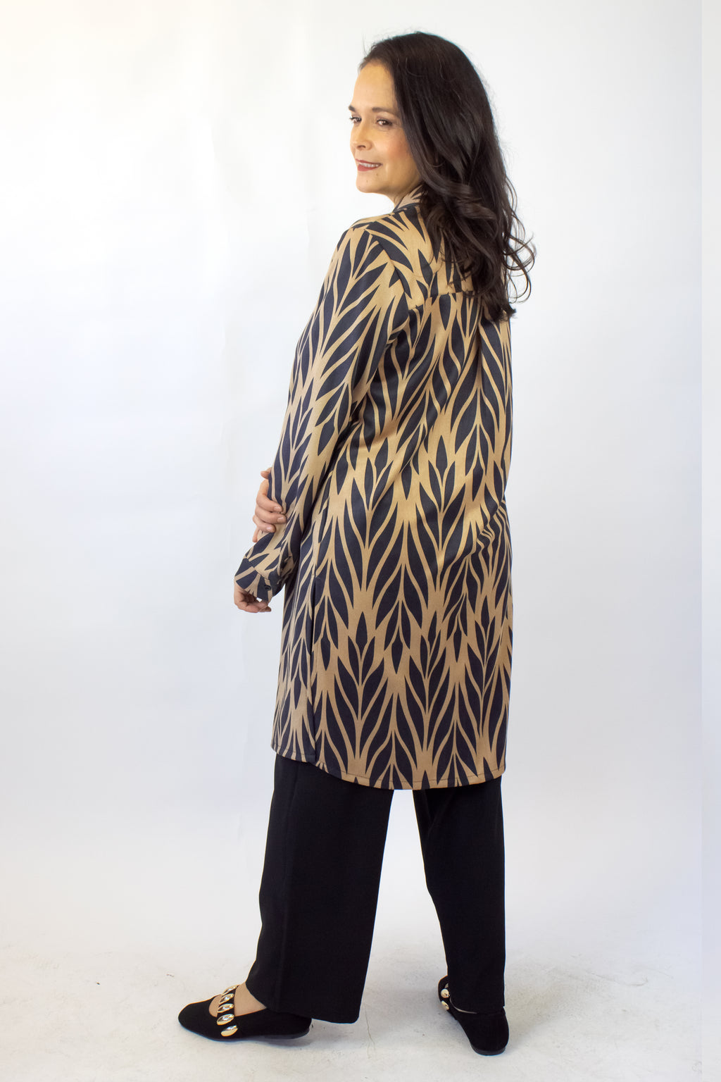 421 Conjunto Camisa con Estampado de Hojas y Collar