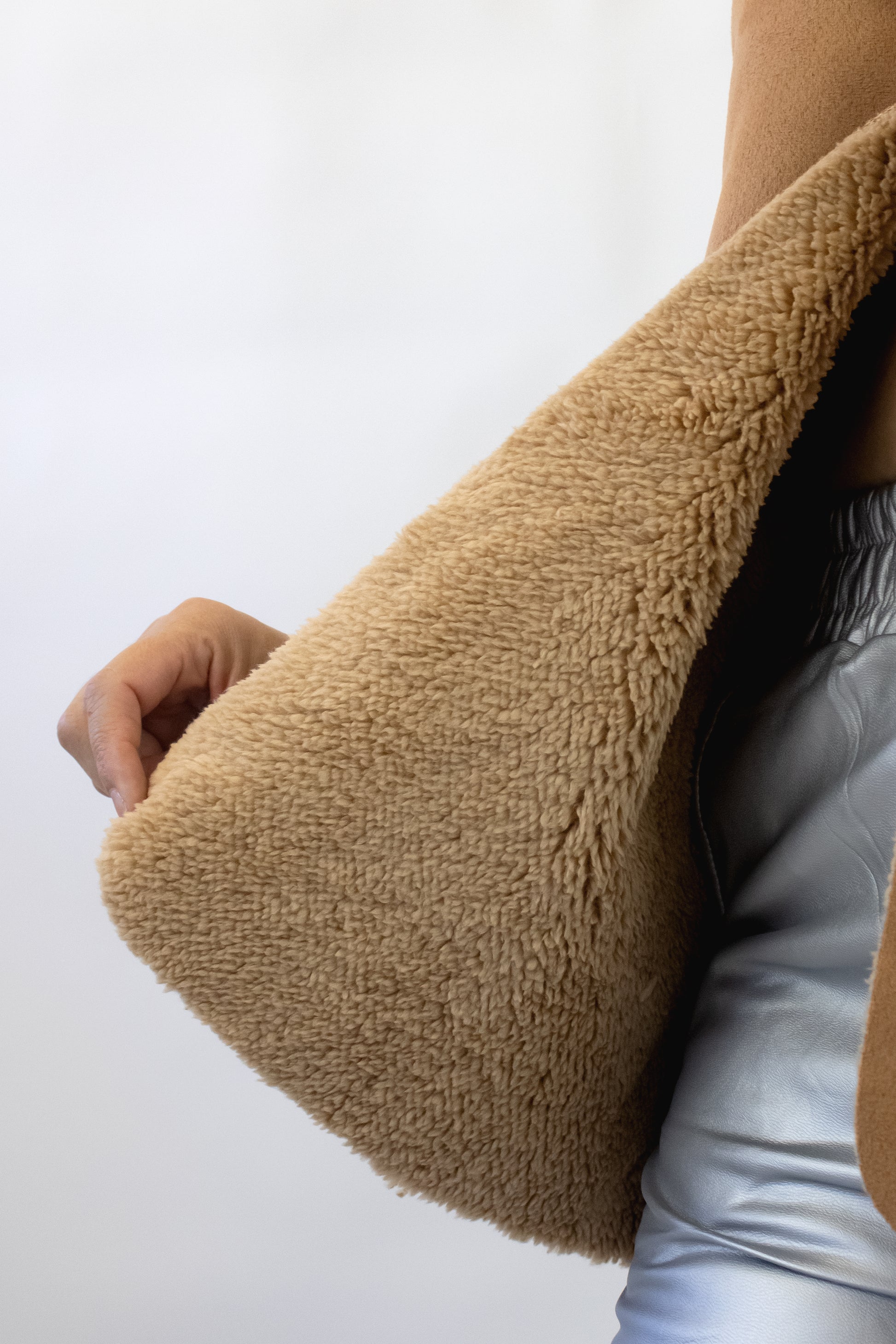 25357 Chaleco de Gamuza Liso con Jareta