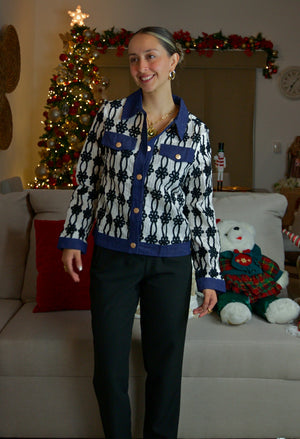 MK-0595 Camisa con Bordado de Flores y Detalles de Mezclilla