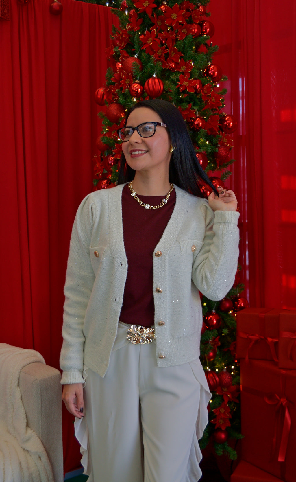 AB607 Suéter con Brillos y Botones Grabados