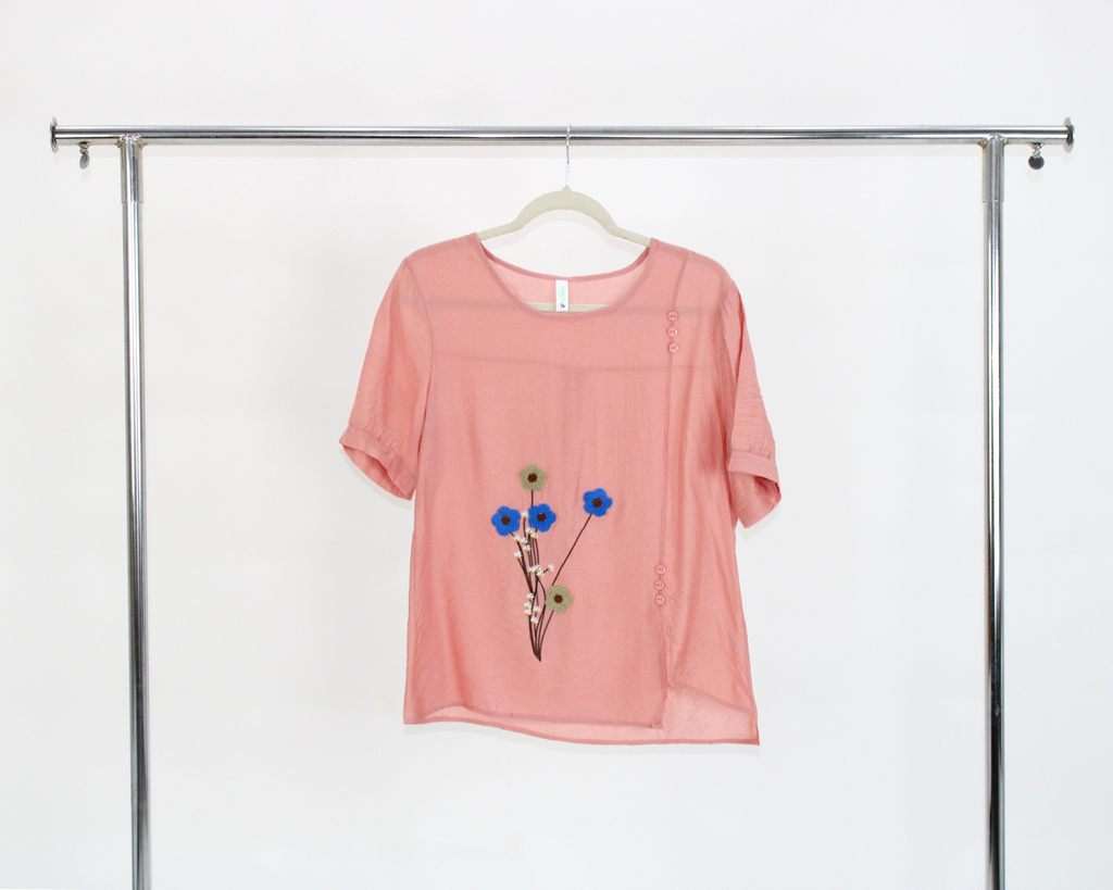 B153 Blusa Manga Corta Ramo 5 Flores y 3 Botones
