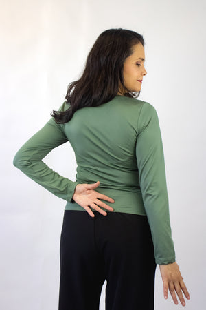 1347LHJ Blusa Lisa con Escote Abierto y Broche Decorativo