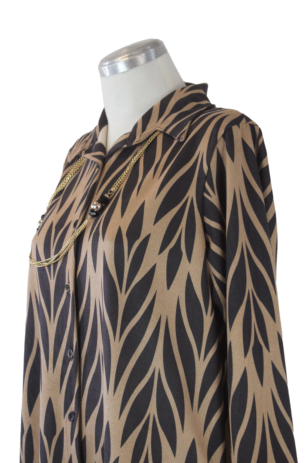 421 Conjunto Camisa con Estampado de Hojas y Collar