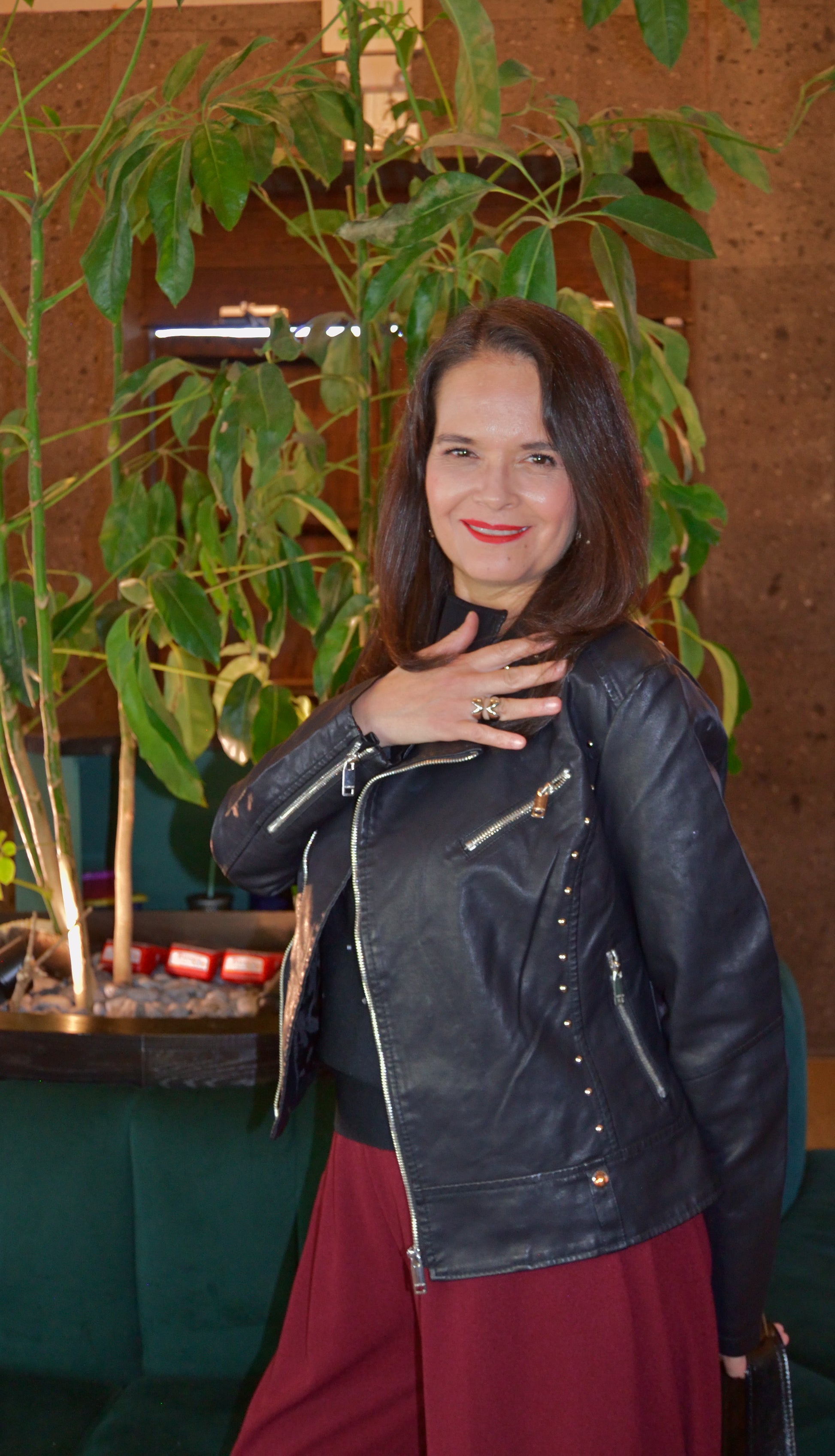 16641-8 Chamarra Piel Con Estoperoles Cierre Asimétrico