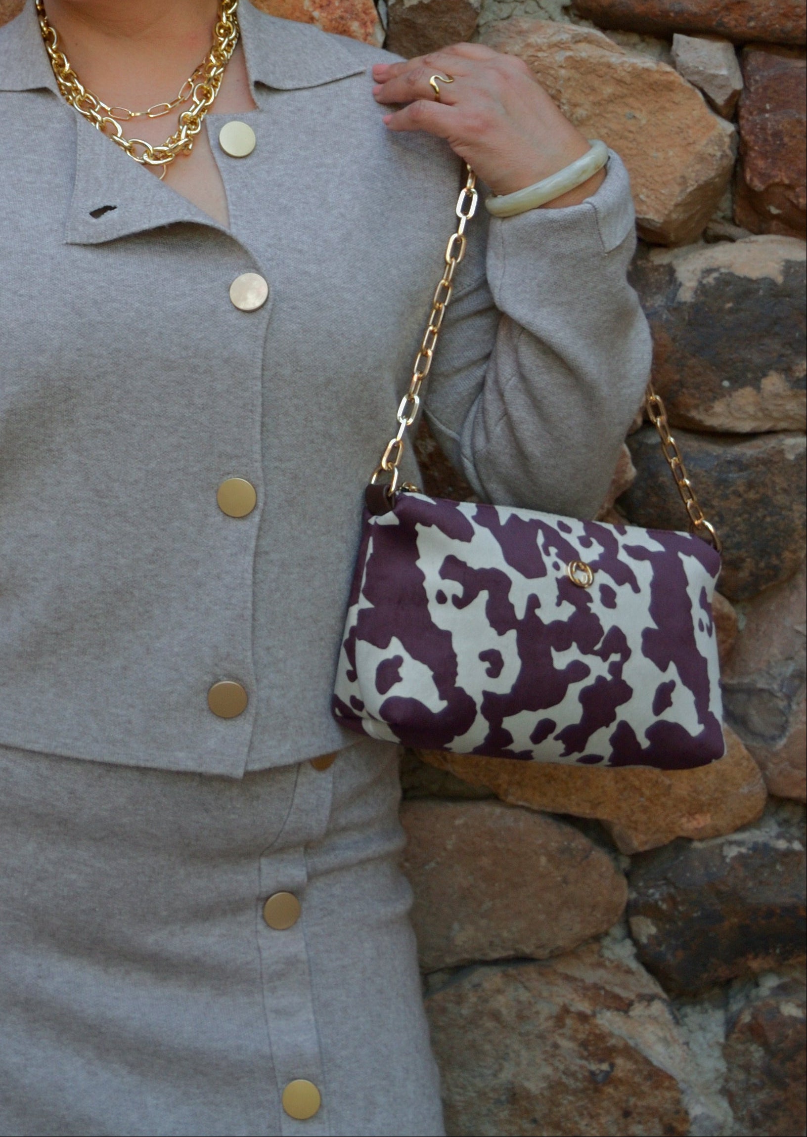 52565 Bolsa Mediana Estampado Vaca con Cadena