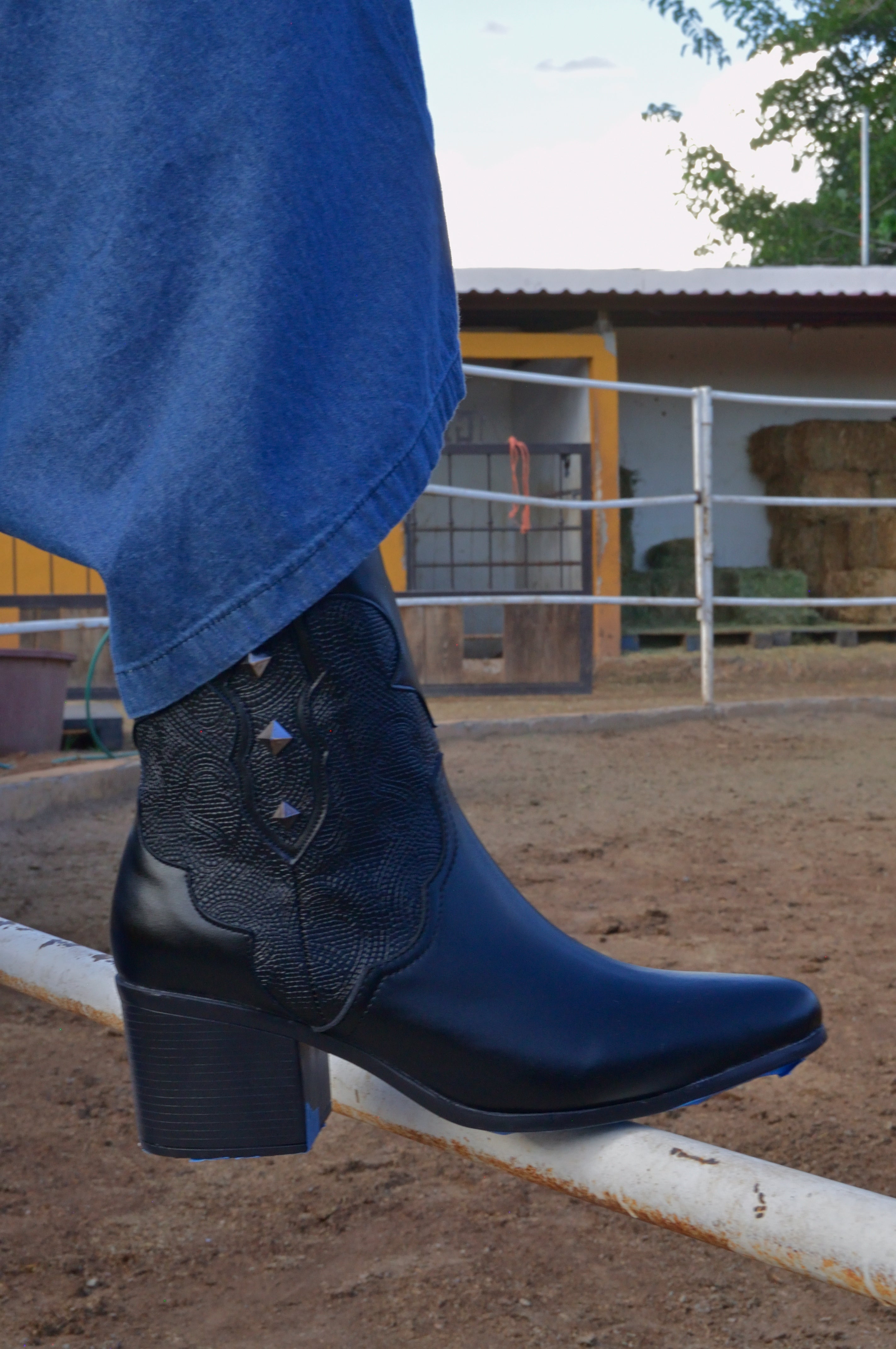 BT26 Botín Corte Español Grabado y Estoperol de Rombo