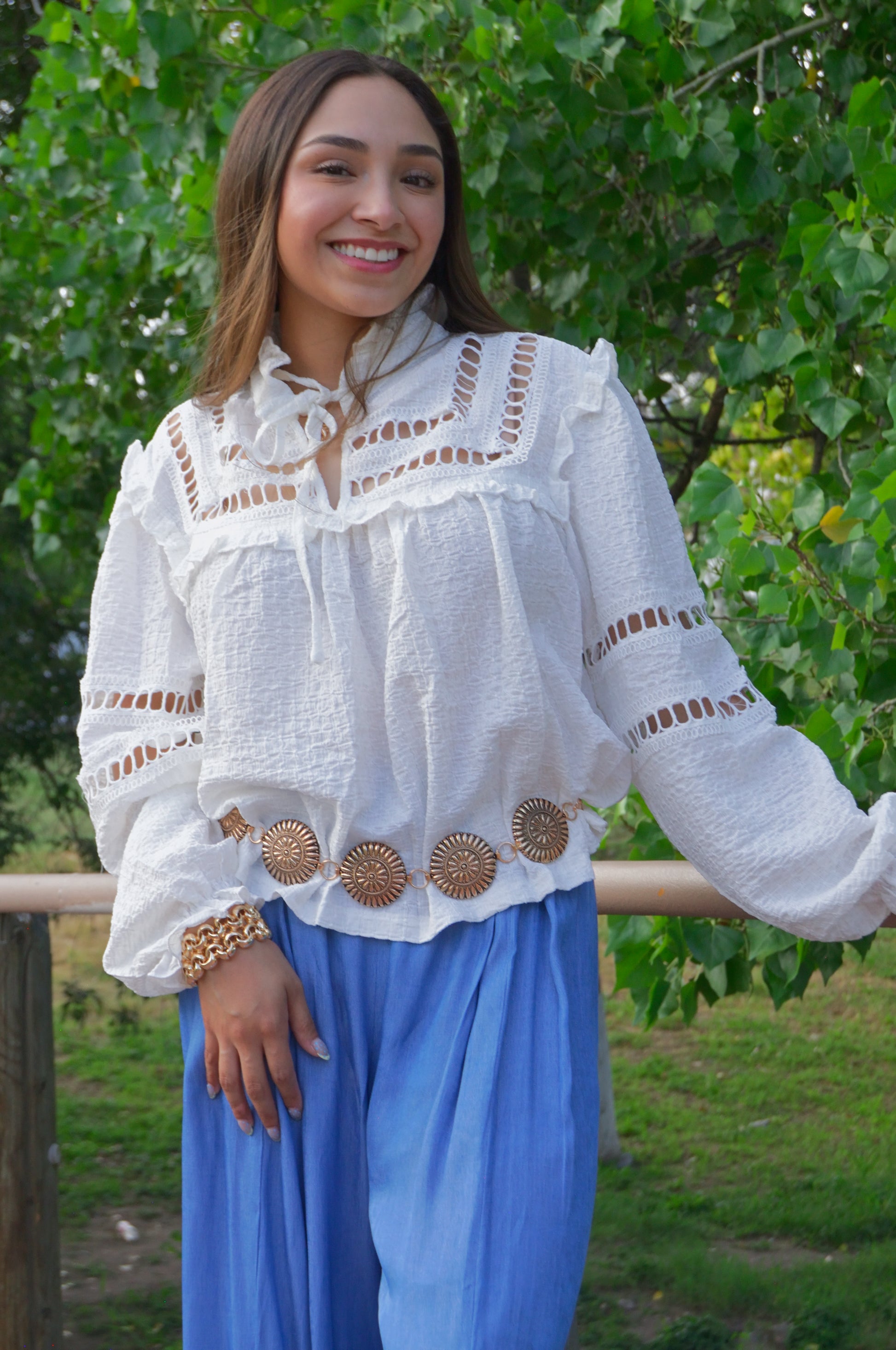 ZS313 Pantalón tipo mezclilla con flor bordada