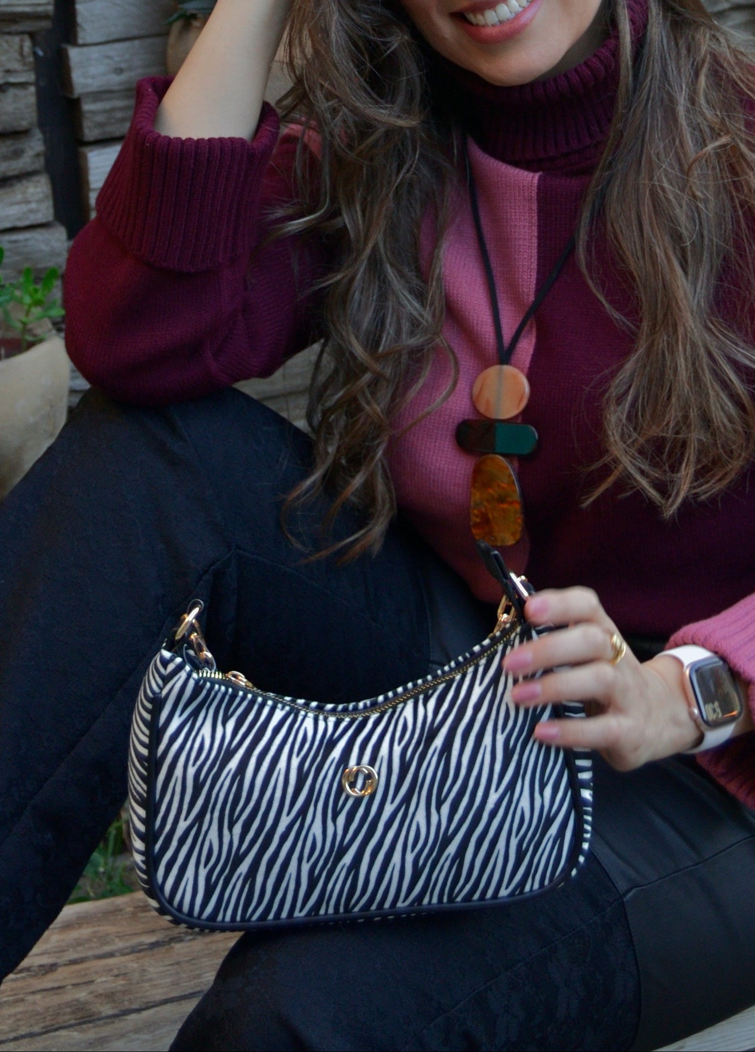 2202 Bolsa Mediana Zebra Negra de Terciopelo con Cadena