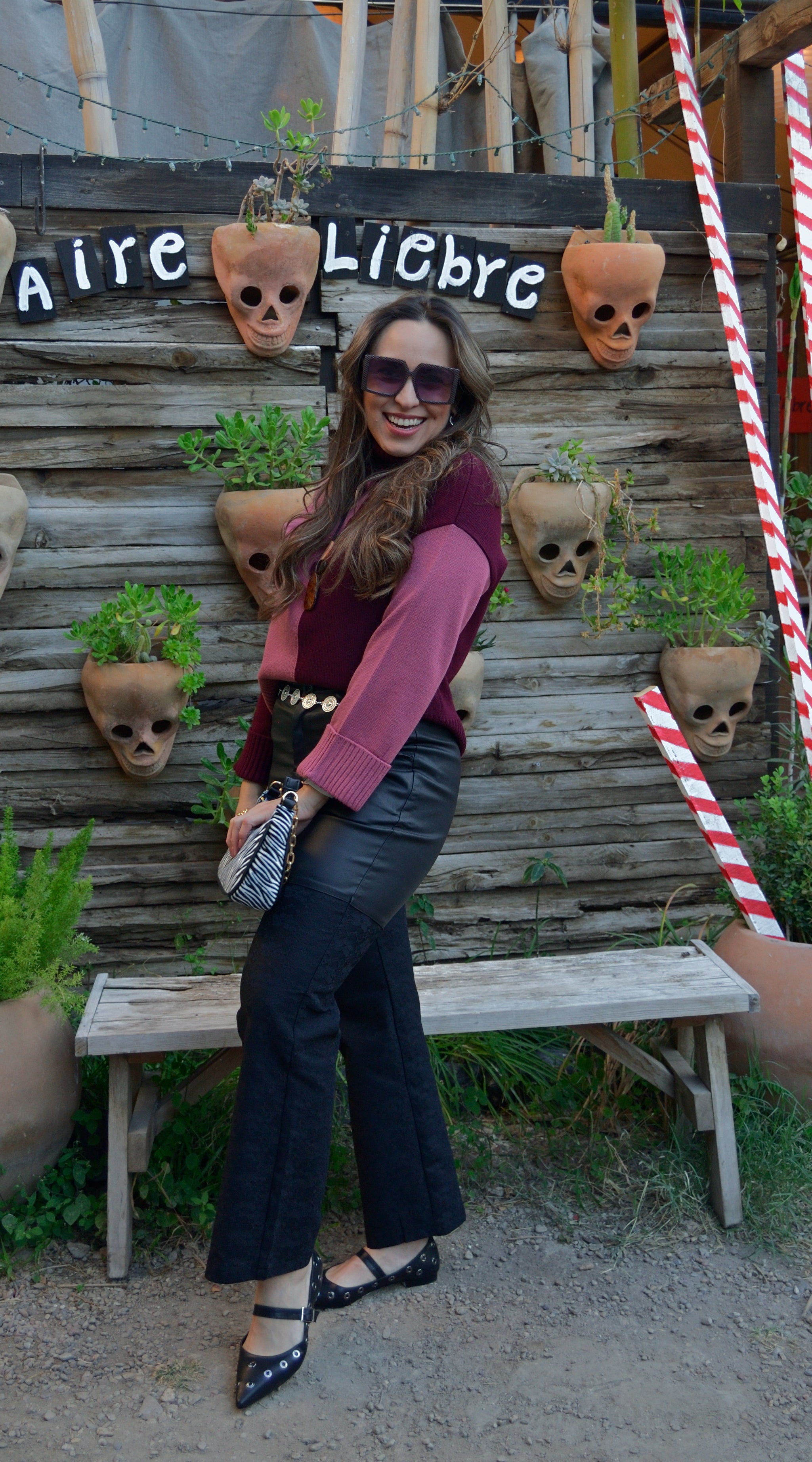 PS25890 Pantalón Mitad Vinipiel Mitad Flor Bordado