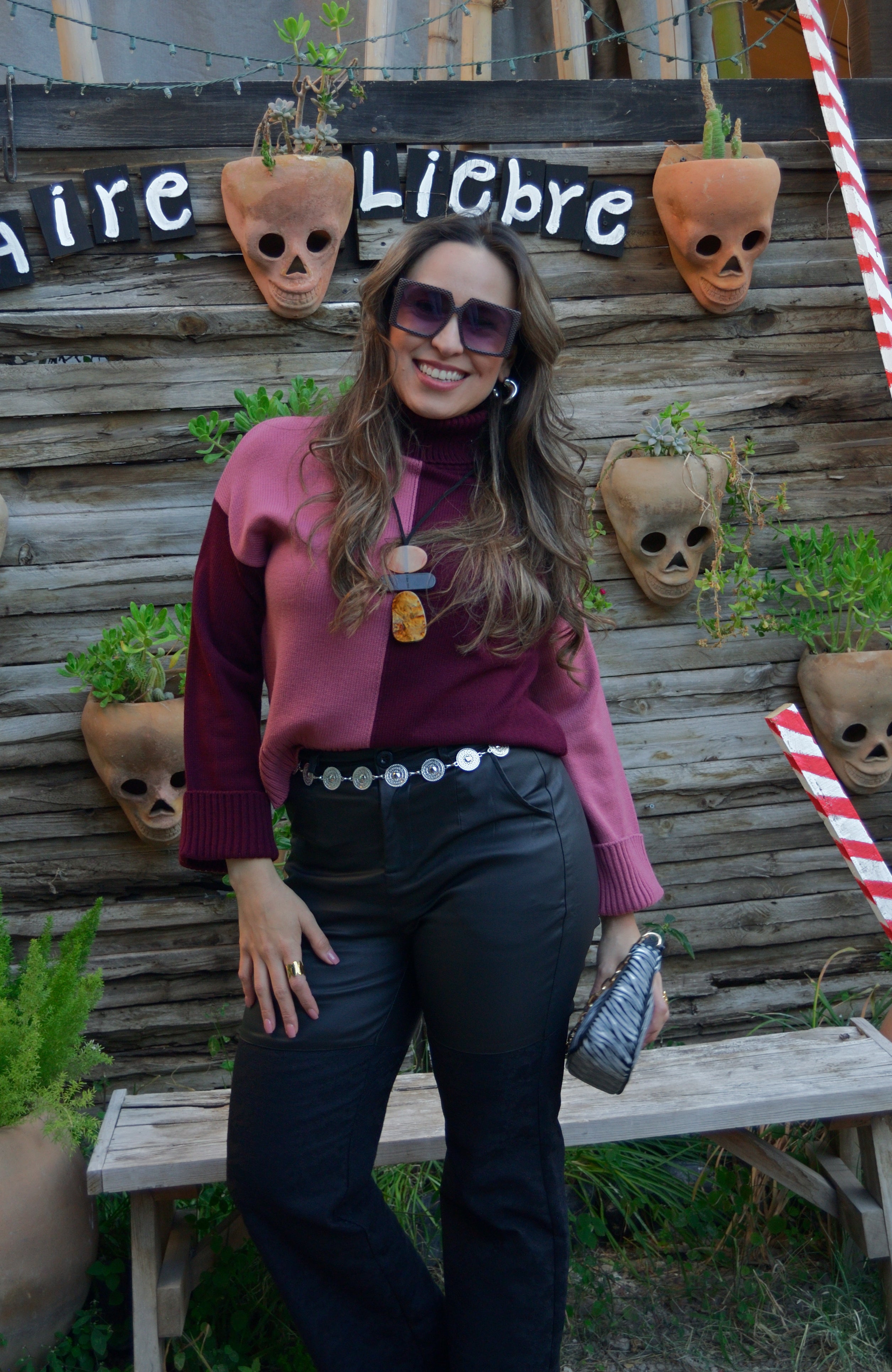 PS25890 Pantalón Mitad Vinipiel Mitad Flor Bordado